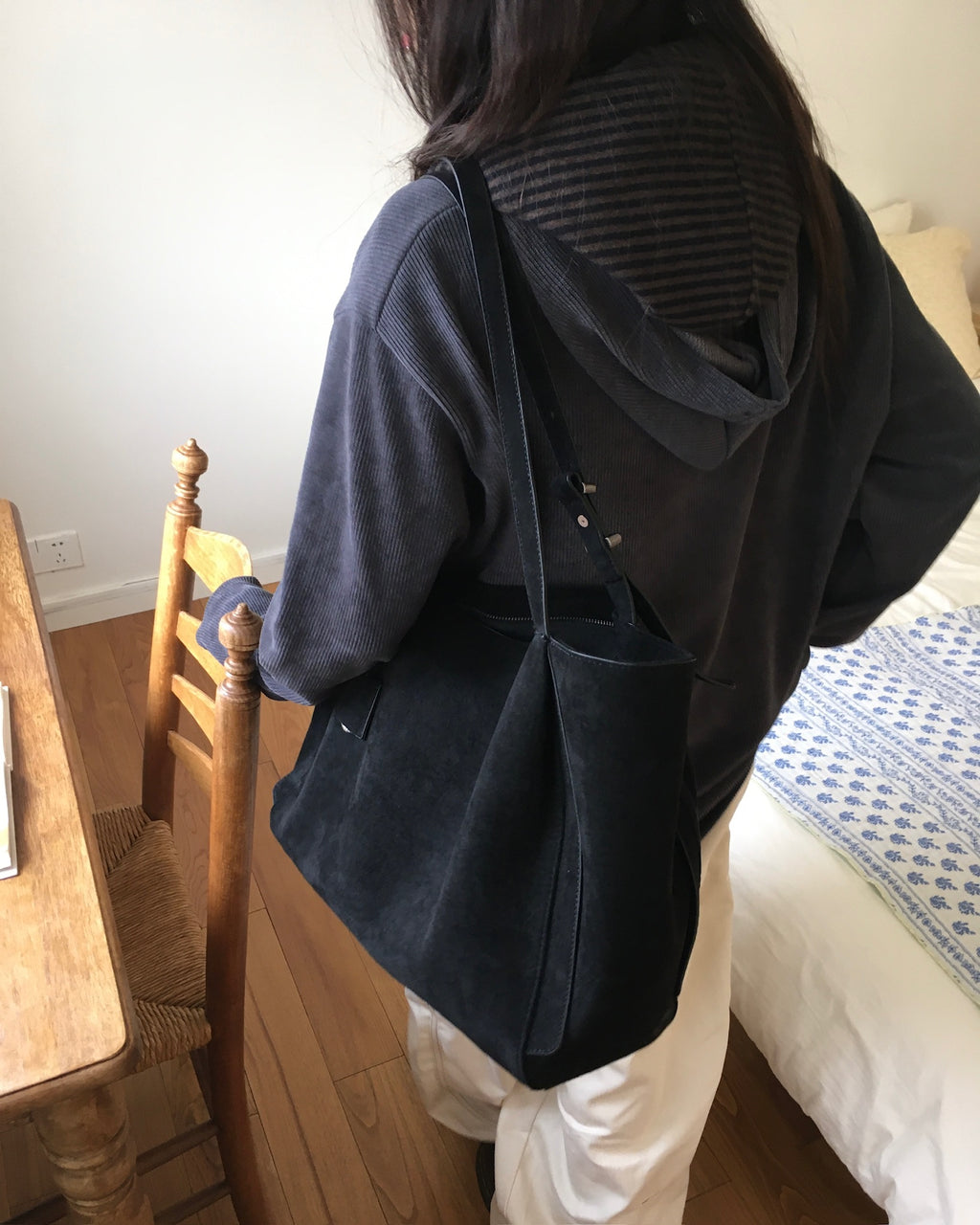 suede shoulder bag (black)