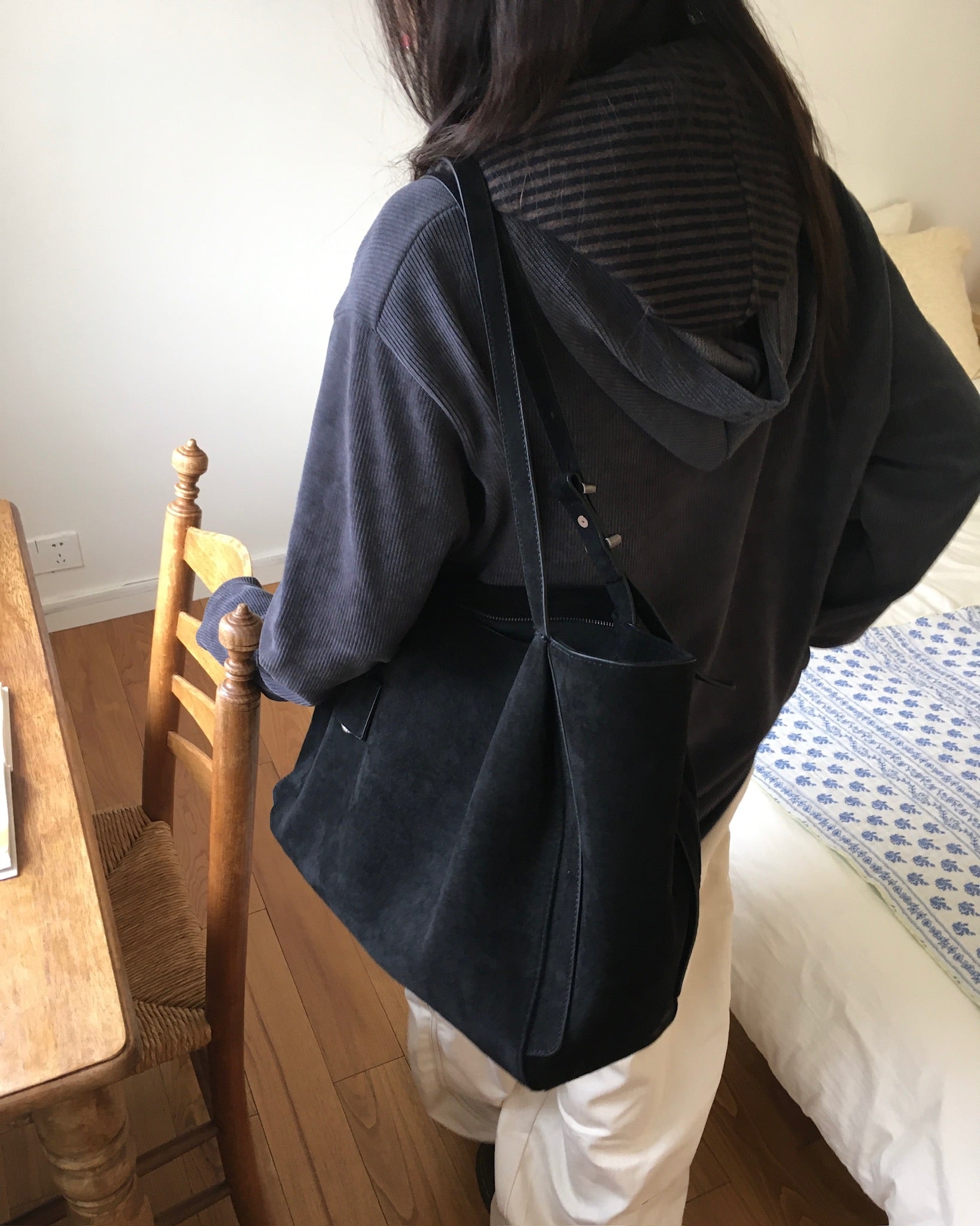 suede shoulder bag (black)