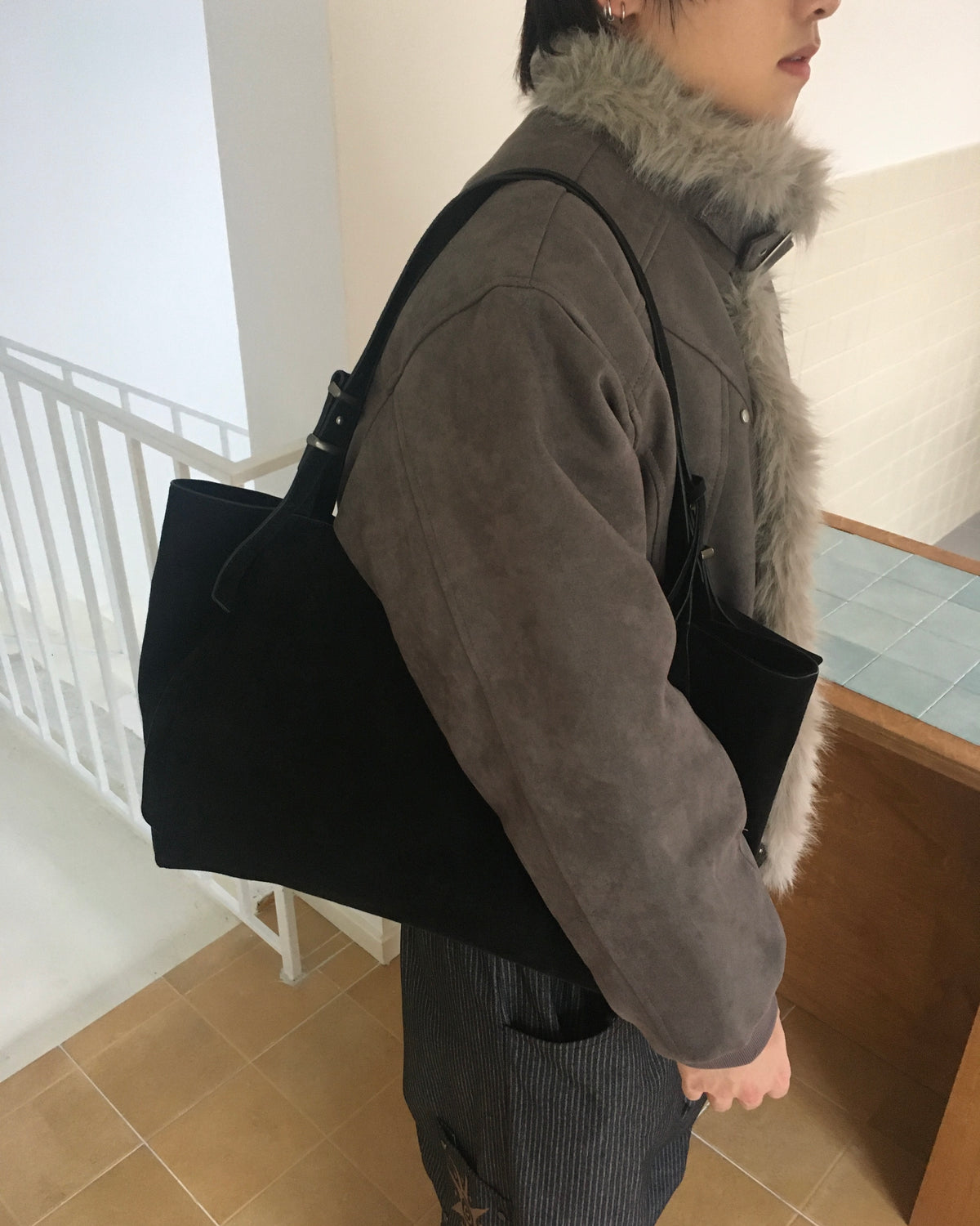 suede shoulder bag (black)