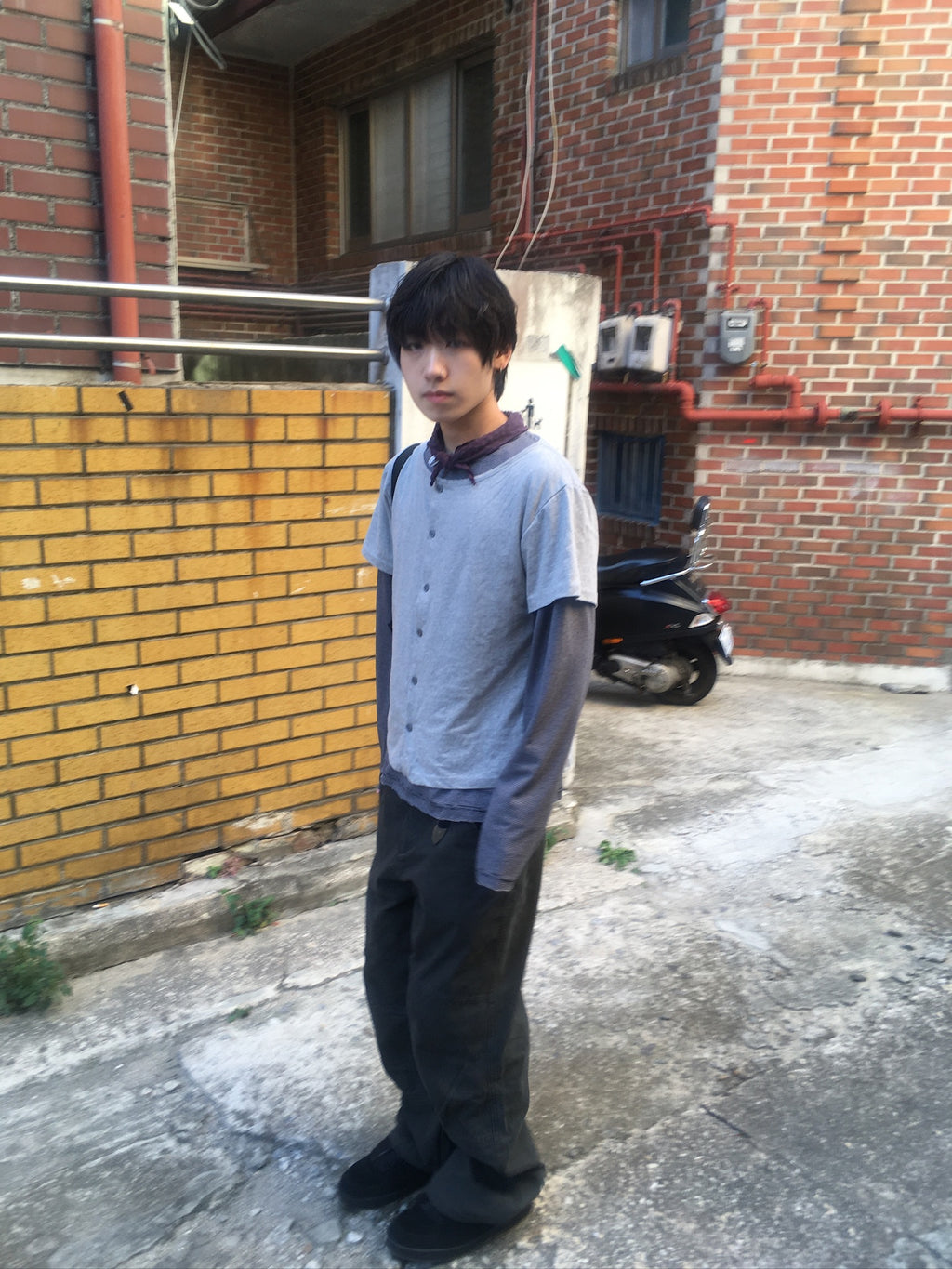 mock layer button tee (grey)