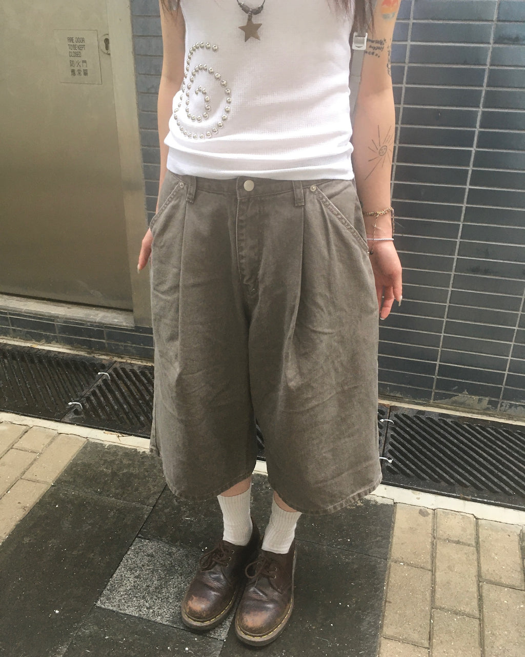 pin tuck bermuda pants (brown)