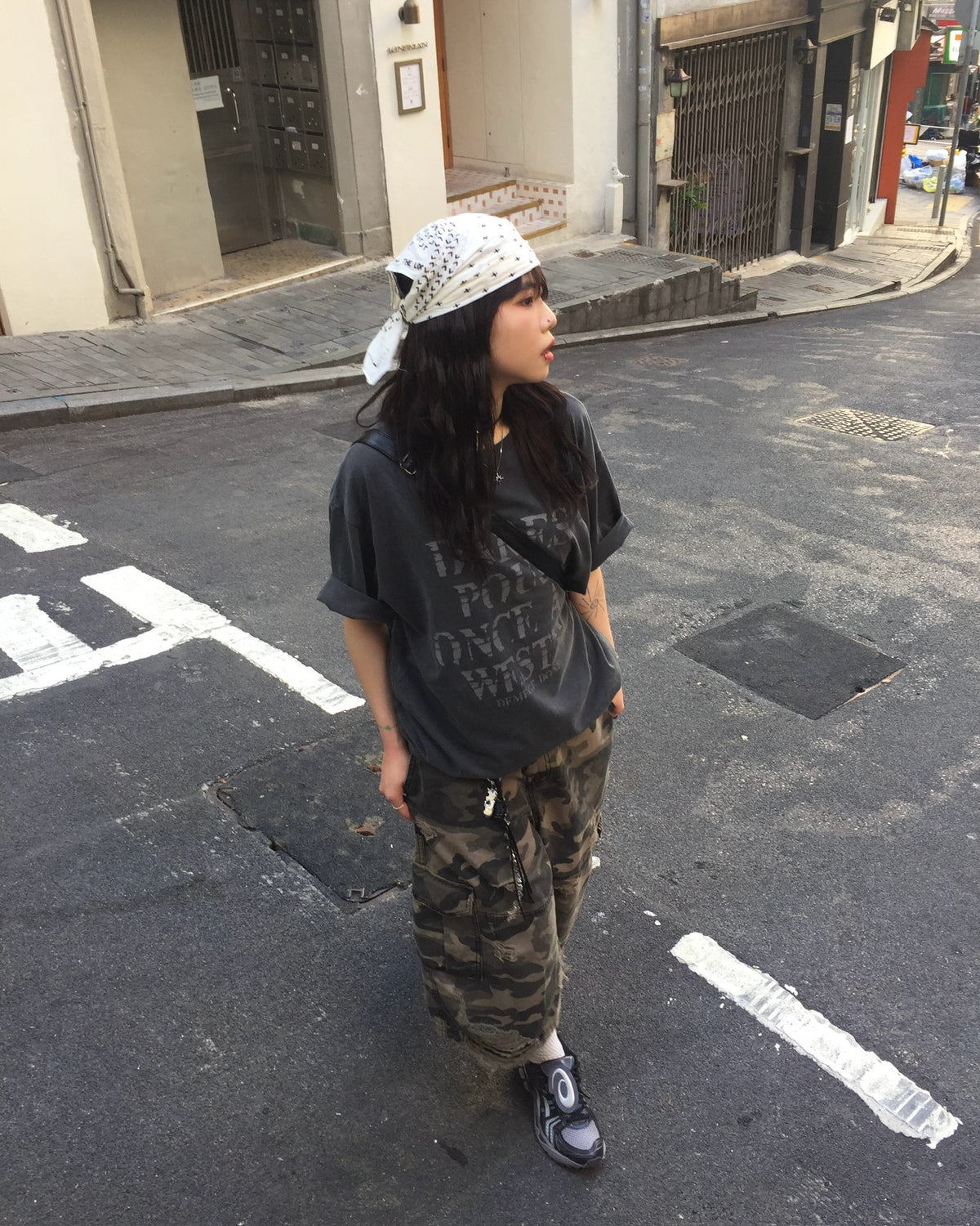 camo damaged bermuda pants