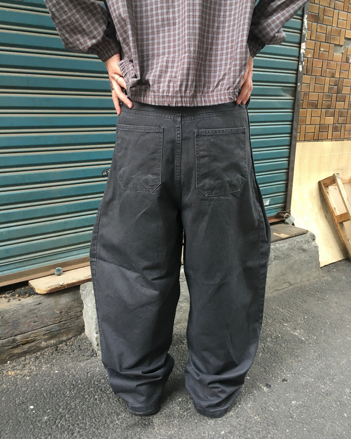 wavy chino pants (charcoal)