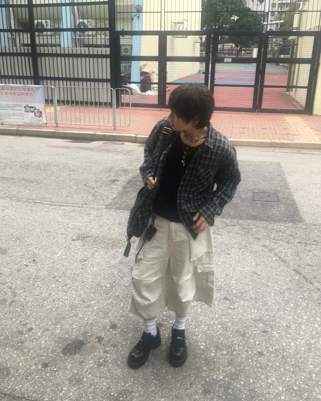 wrinkled bermuda cargo pants (beige)