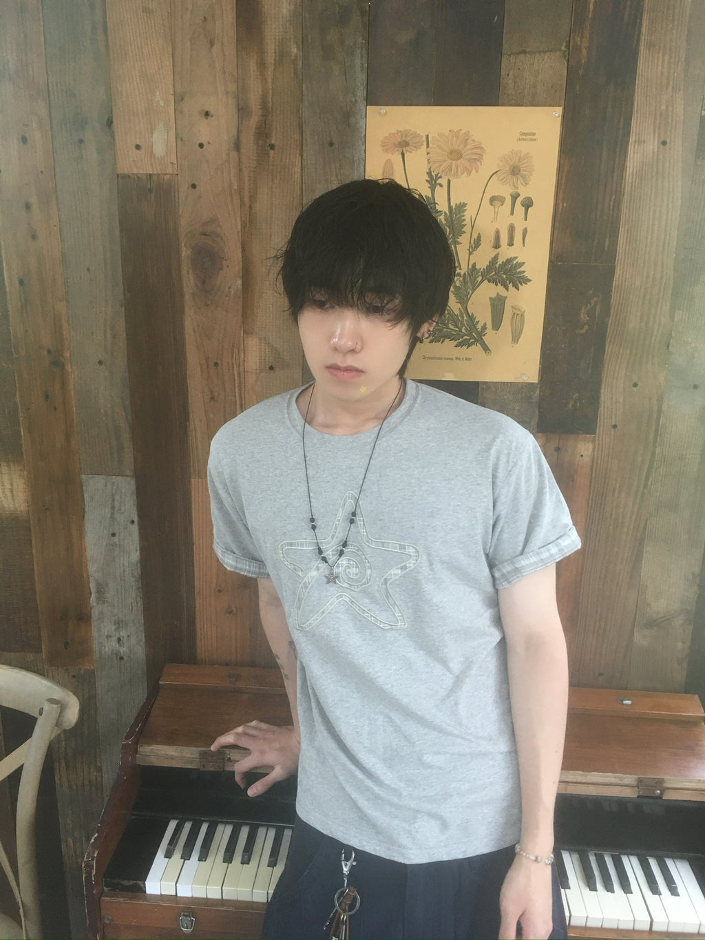 check star roll-up tee (grey)