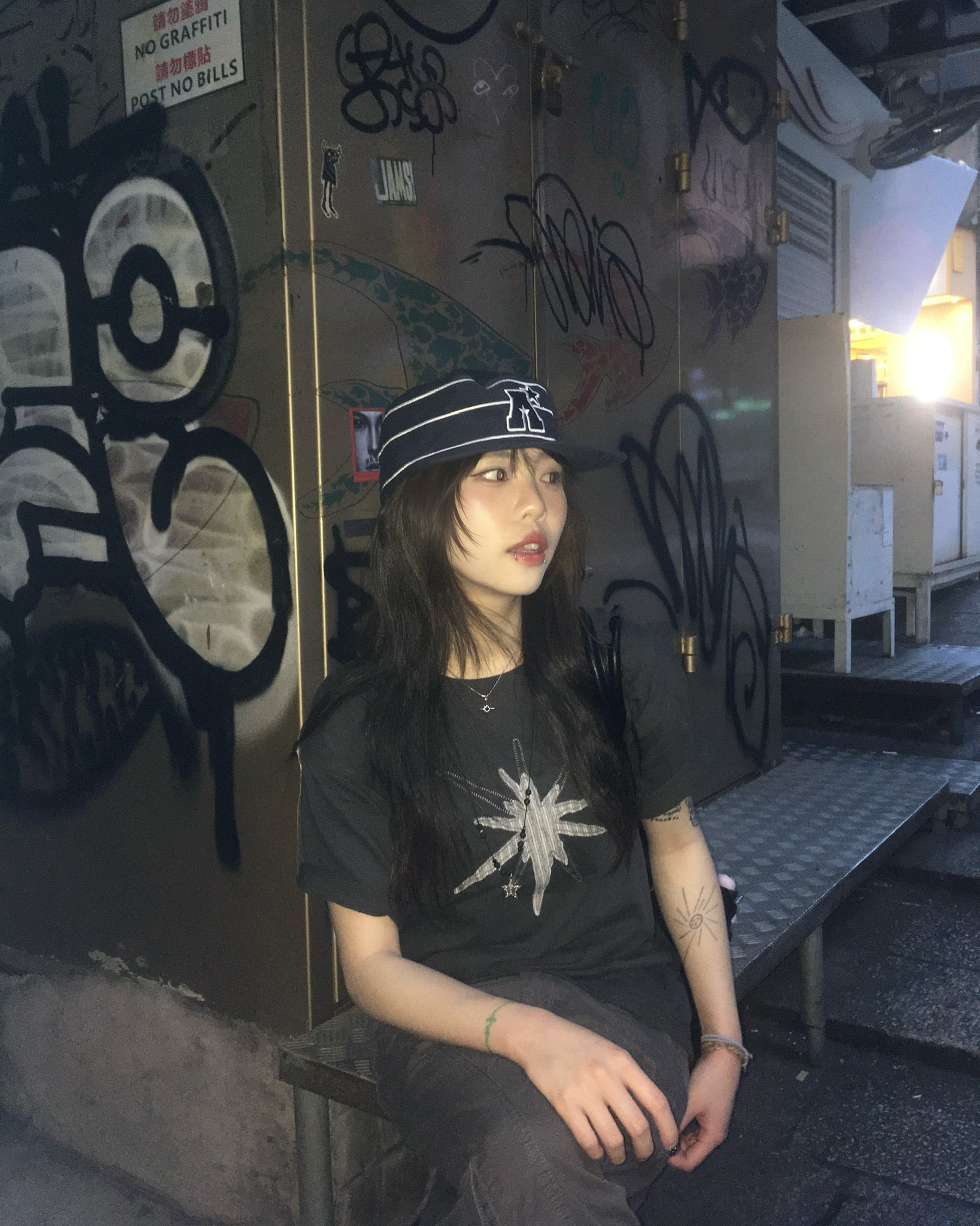 star colored crop tee (charcoal)