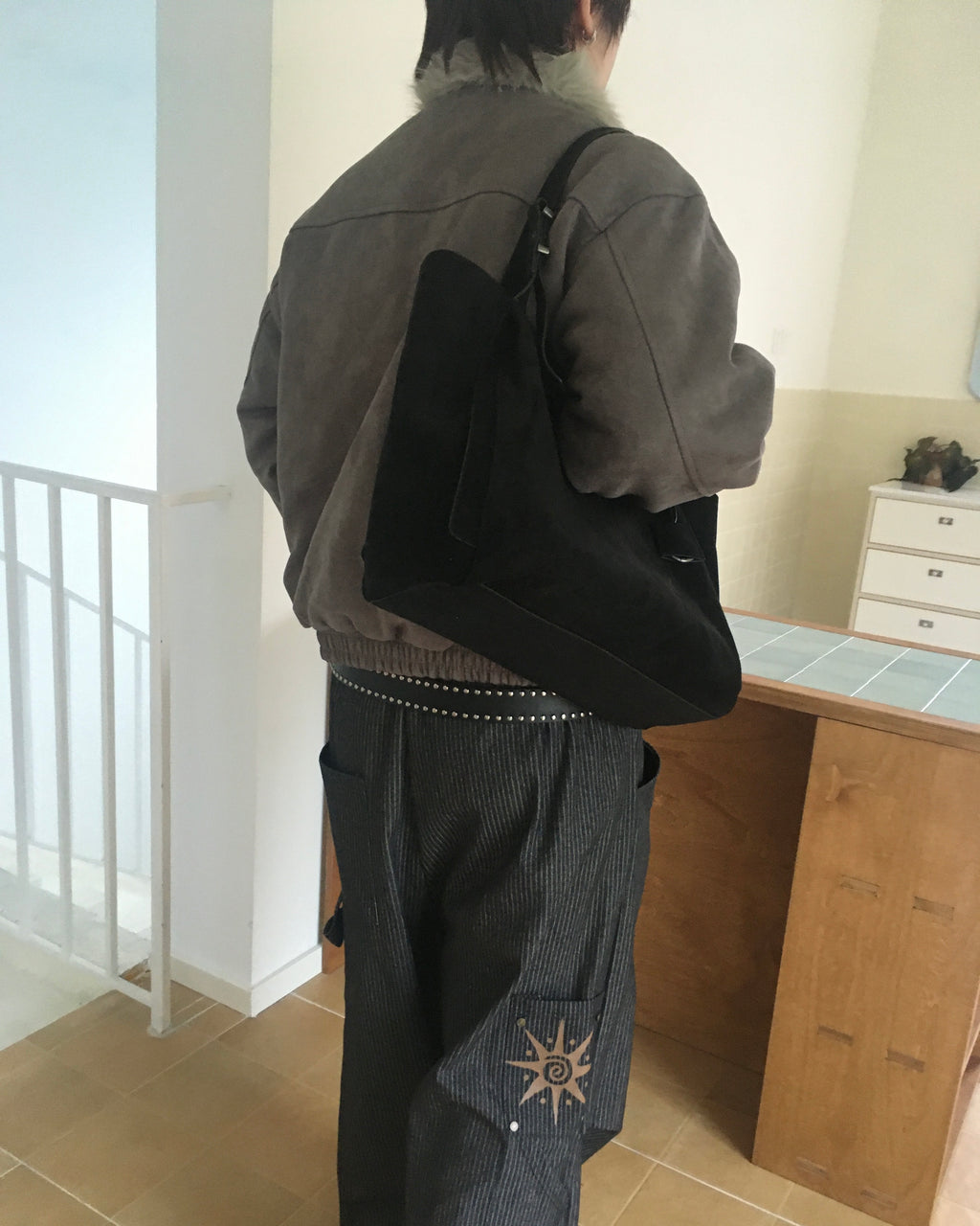 suede shoulder bag (black)