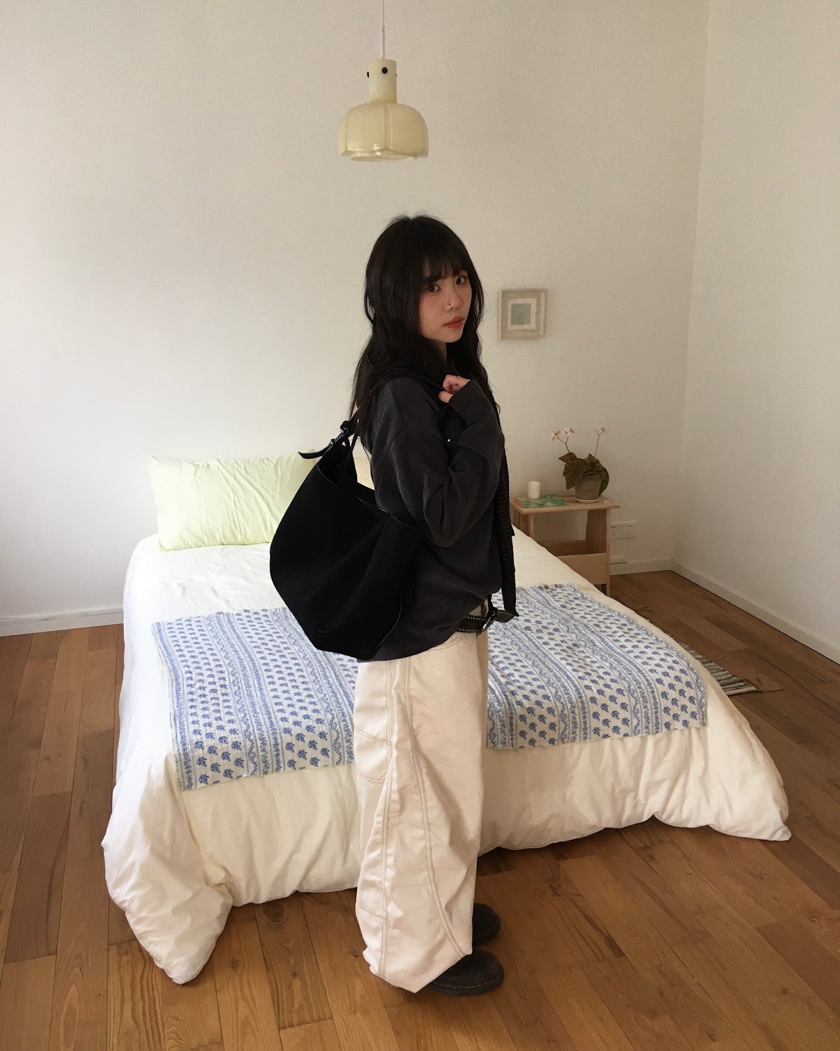 suede shoulder bag (black)