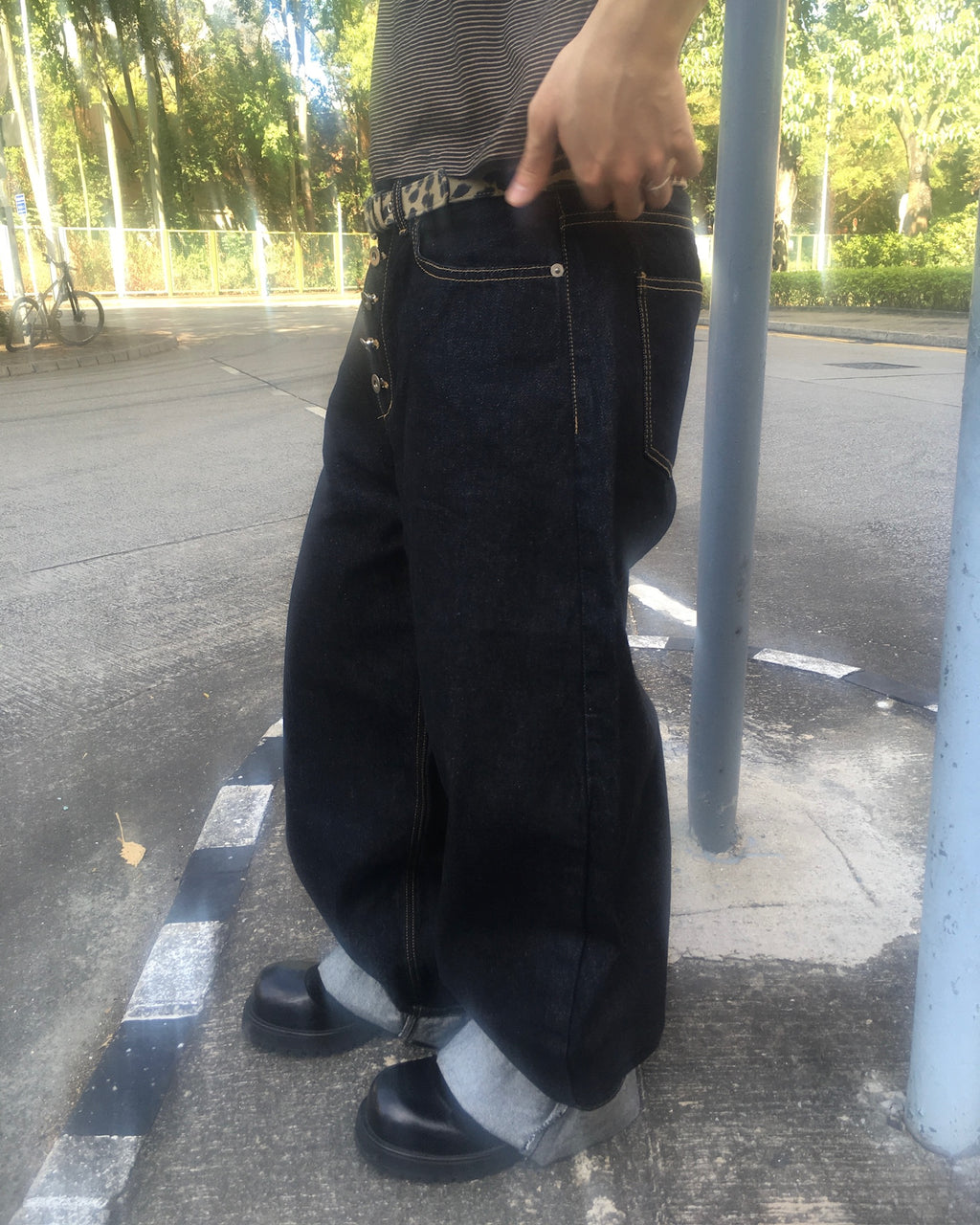stitch baggy raw jeans