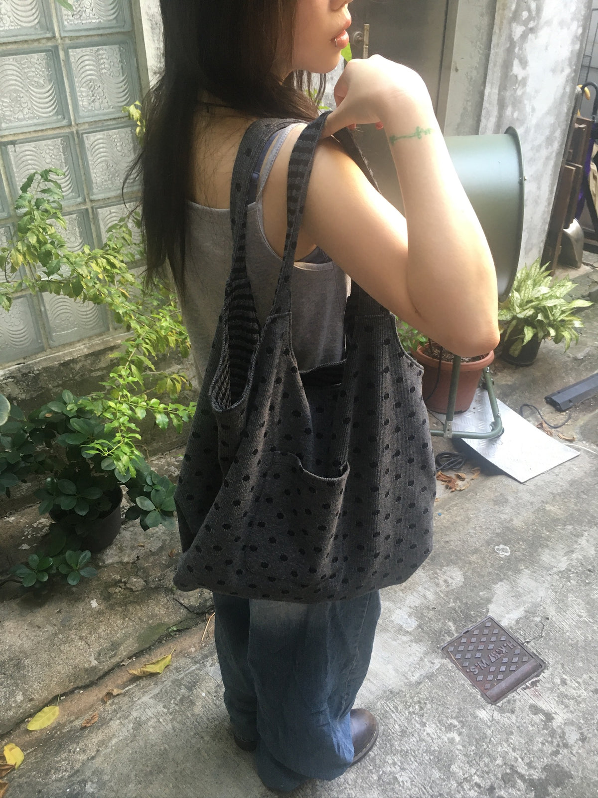reversible shoulder bag (charcoal)