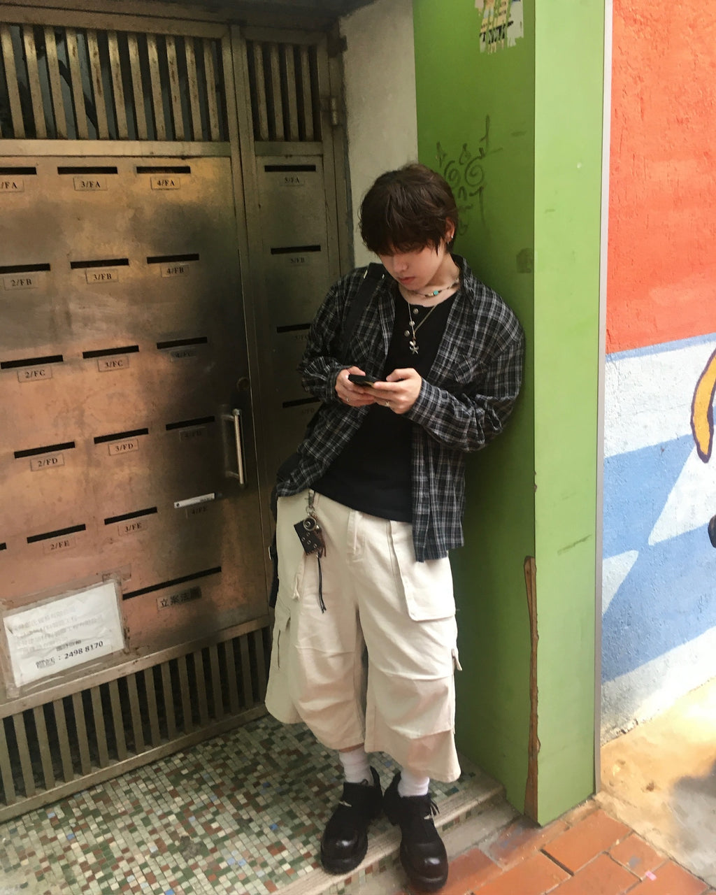 wrinkled bermuda cargo pants (beige)