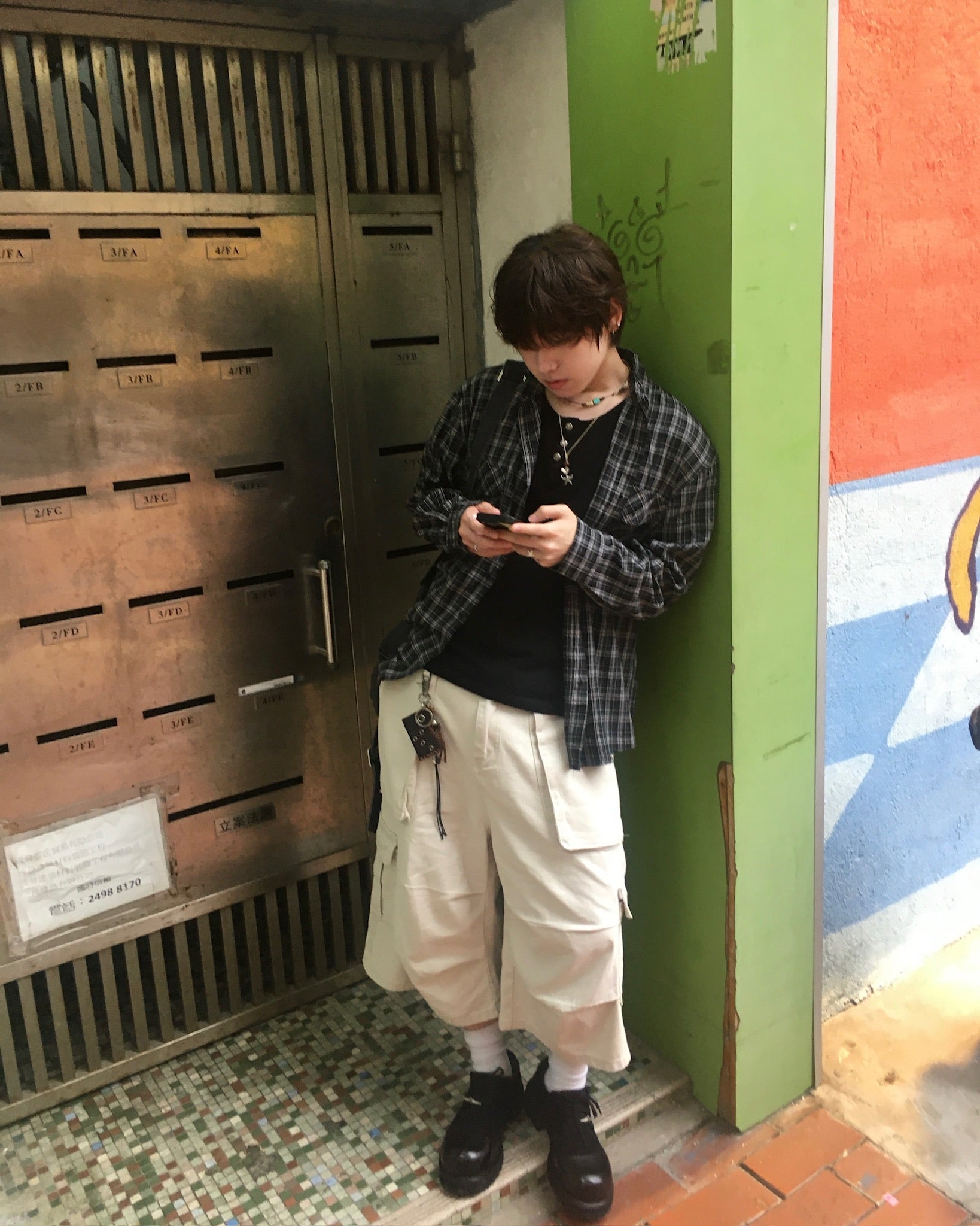 wrinkled bermuda cargo pants (beige)