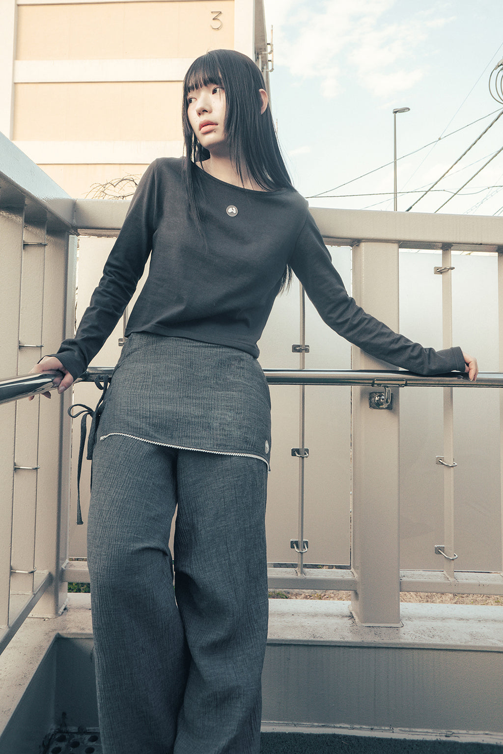 HUGYOURSKIN ANGEL WING TOP (CHARCOAL)