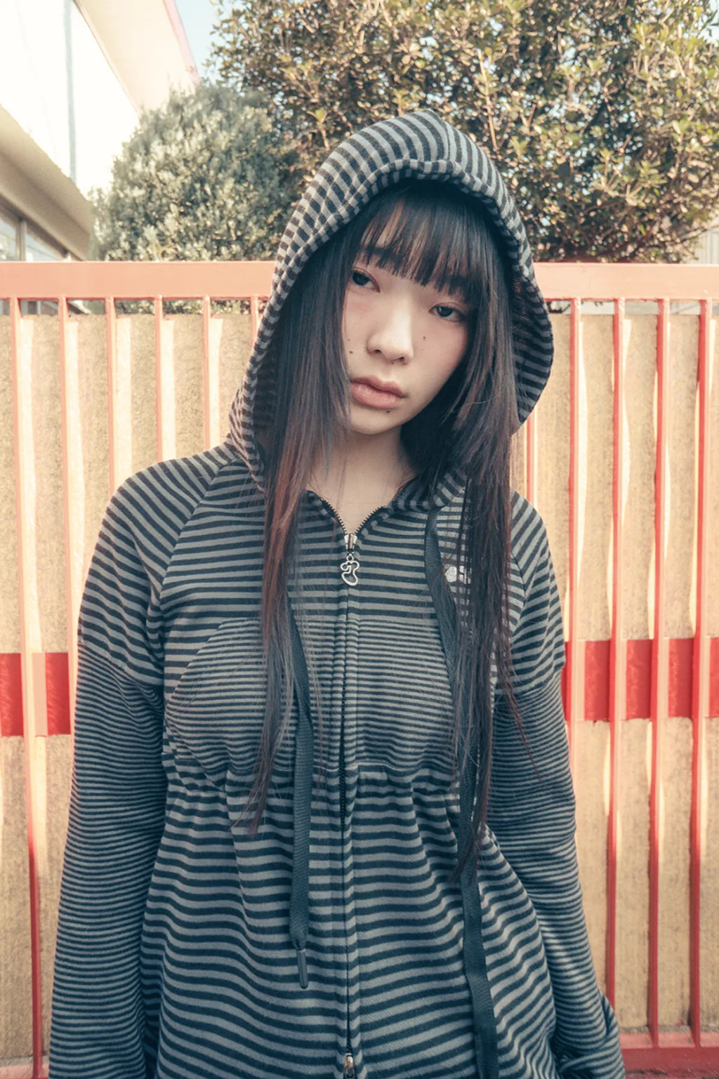 HUGYOURSKIN STRIPED BABYDOLL HOODIE (CHARCOAL)