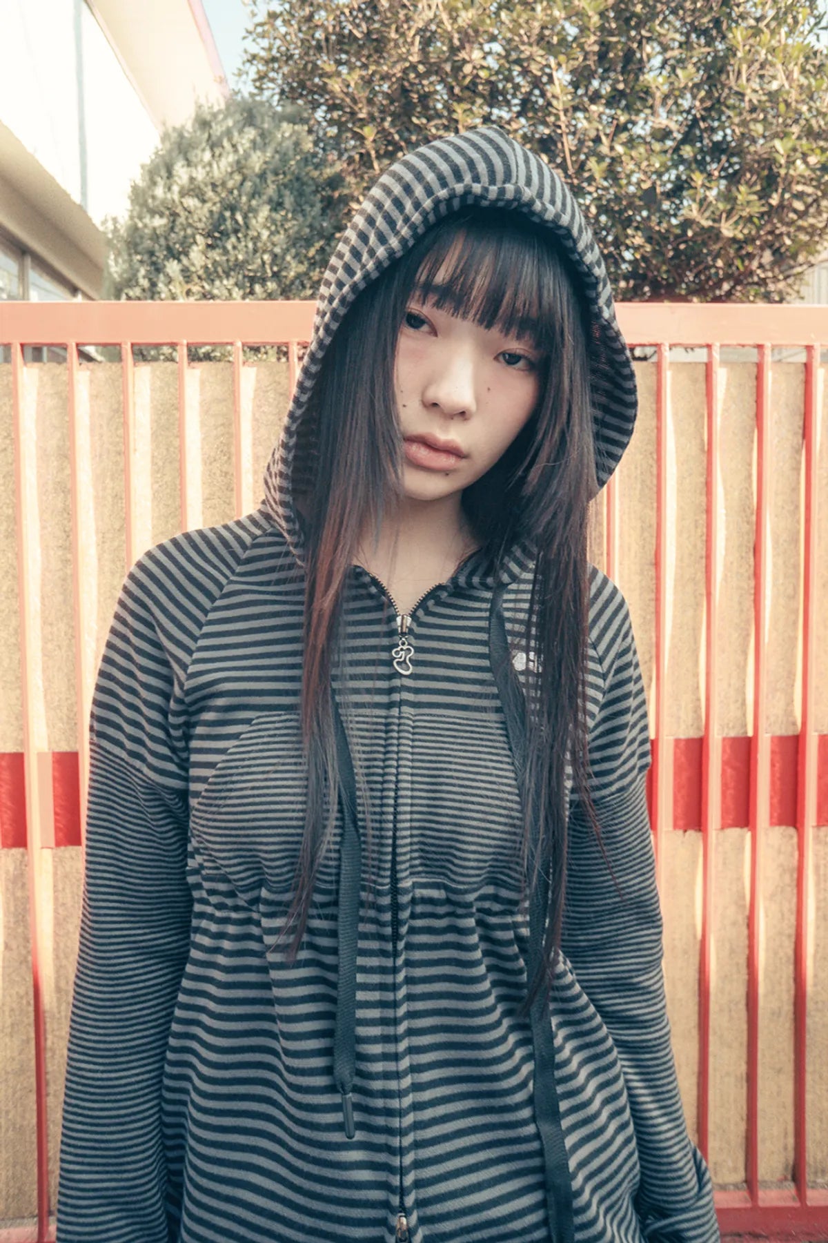 HUGYOURSKIN STRIPED BABYDOLL HOODIE (CHARCOAL)