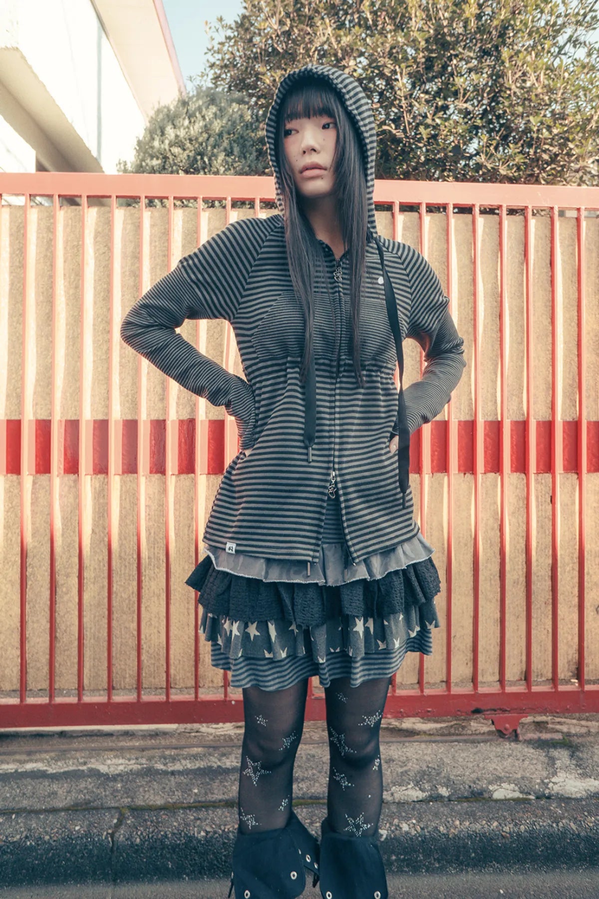 HUGYOURSKIN STRIPED BABYDOLL HOODIE (CHARCOAL)