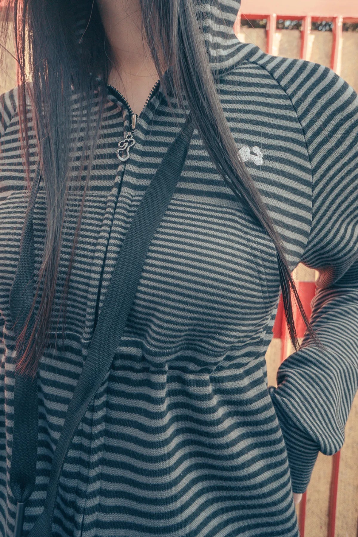 HUGYOURSKIN STRIPED BABYDOLL HOODIE (CHARCOAL)