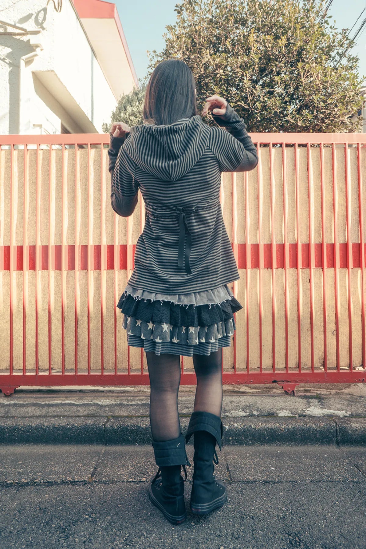 HUGYOURSKIN STRIPED BABYDOLL HOODIE (CHARCOAL)
