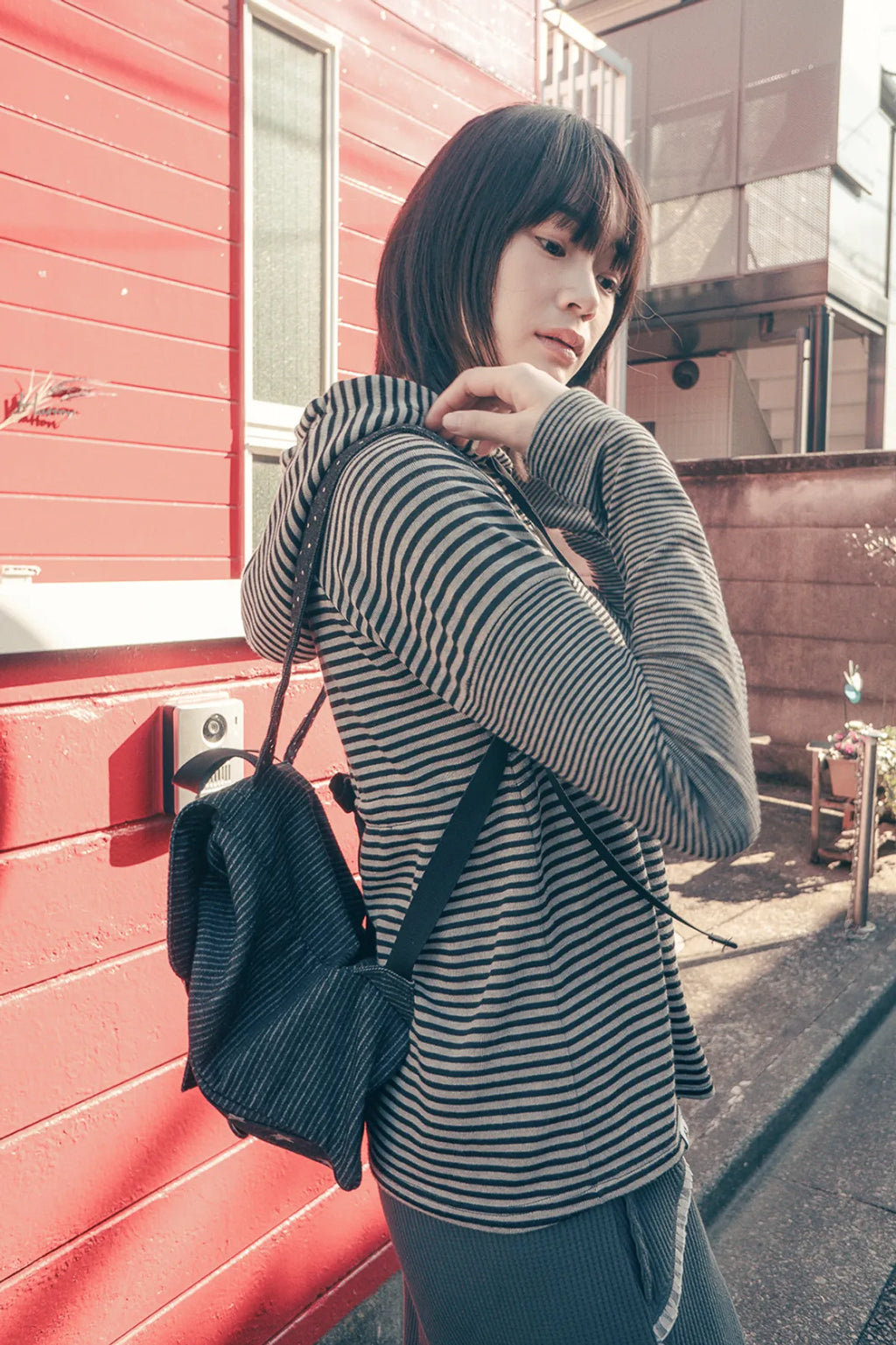 HUGYOURSKIN STRIPED BABYDOLL HOODIE (WHITE BLACK)