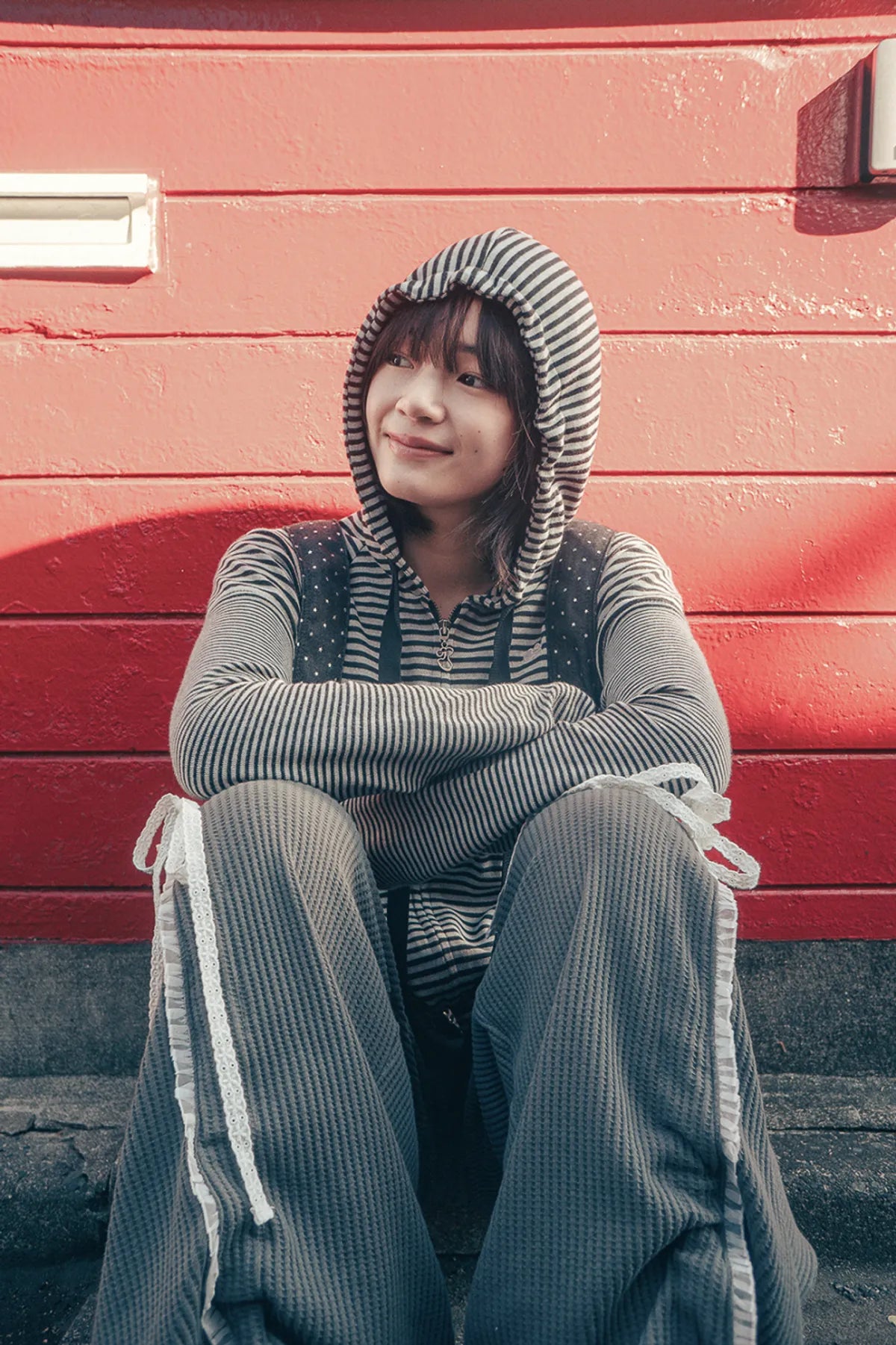 HUGYOURSKIN STRIPED BABYDOLL HOODIE (WHITE BLACK)
