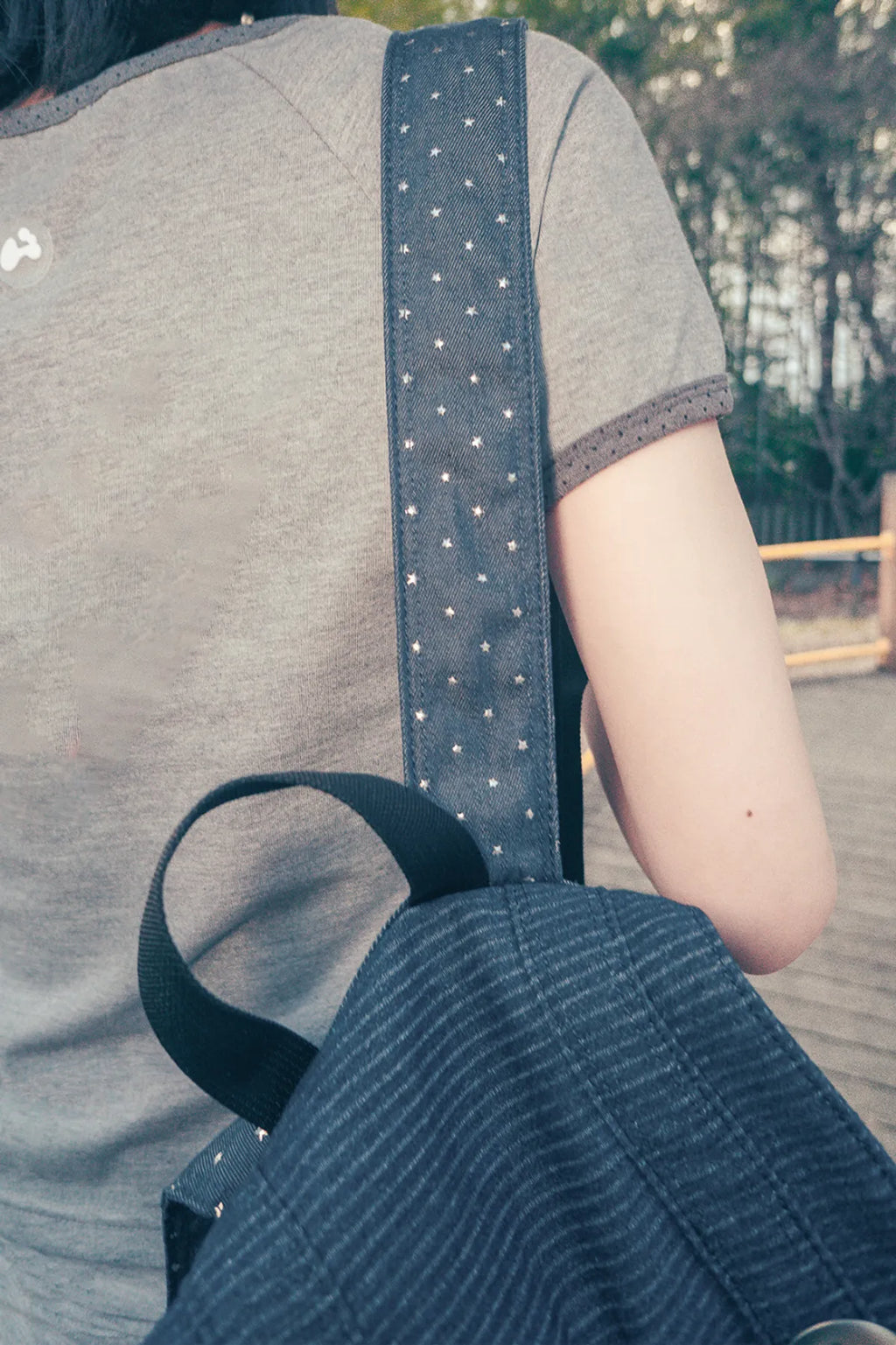 HUGYOURSKIN STARDUST DENIM BACKPACK (BLUE)