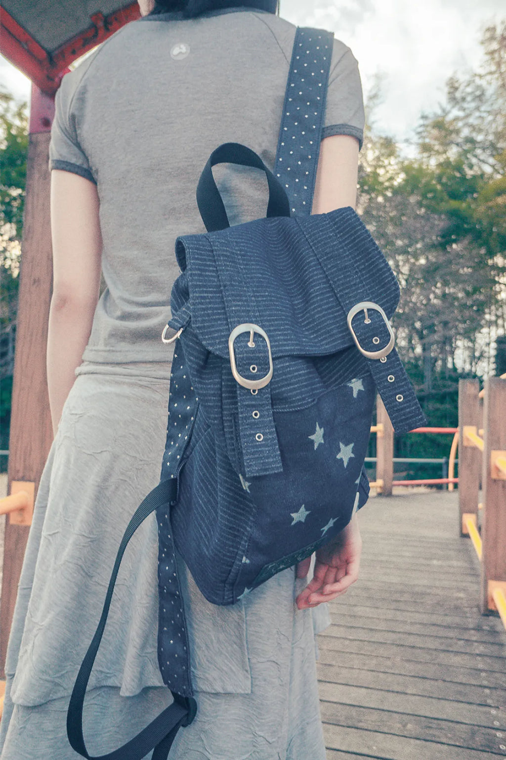 HUGYOURSKIN STARDUST DENIM BACKPACK (BLUE)
