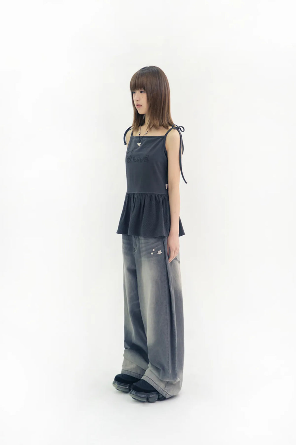 HUGYOURSKIN KORILAKKUMA WASHED JEANS (CHARCOAL)