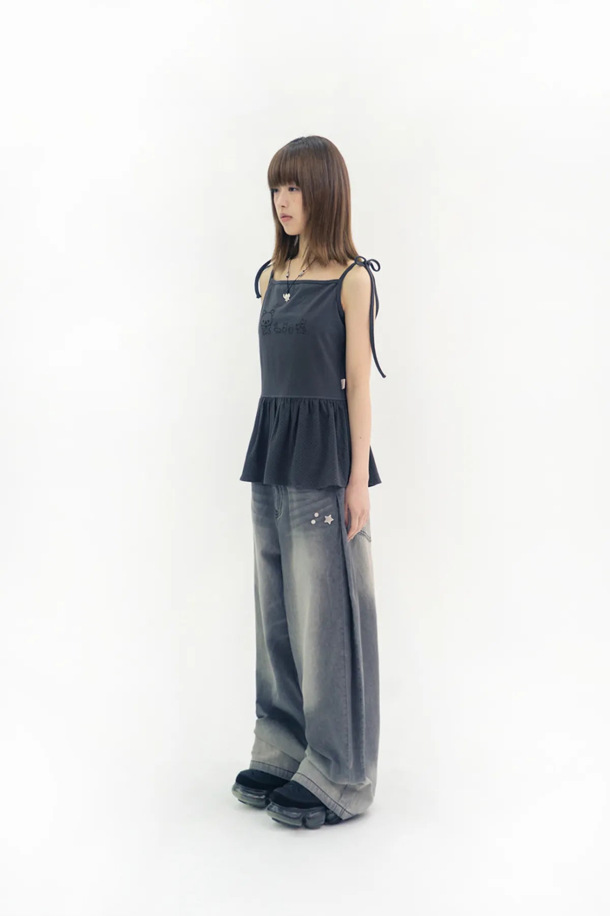 HUGYOURSKIN KORILAKKUMA WASHED JEANS (CHARCOAL)
