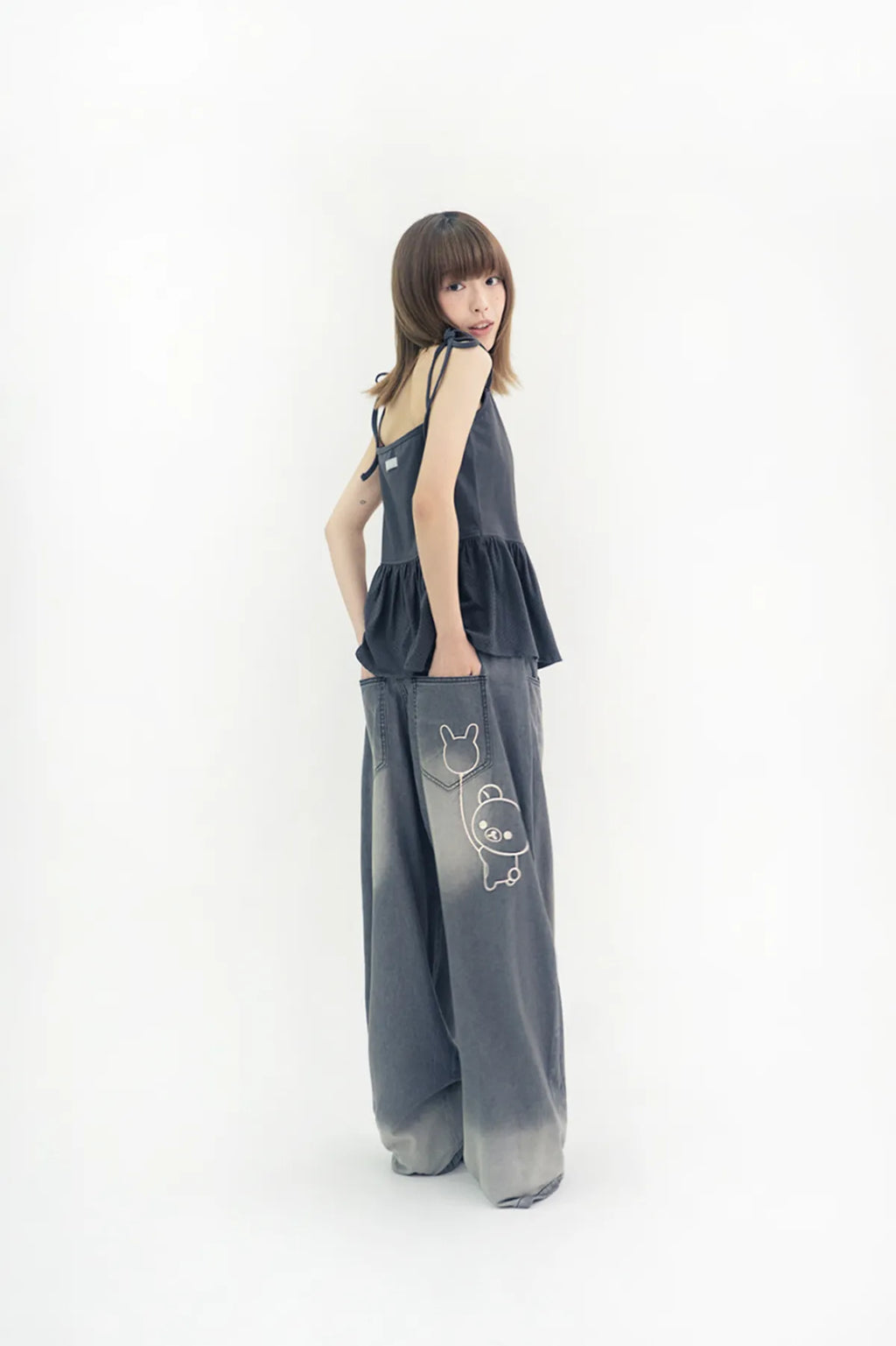 HUGYOURSKIN KORILAKKUMA WASHED JEANS (CHARCOAL)
