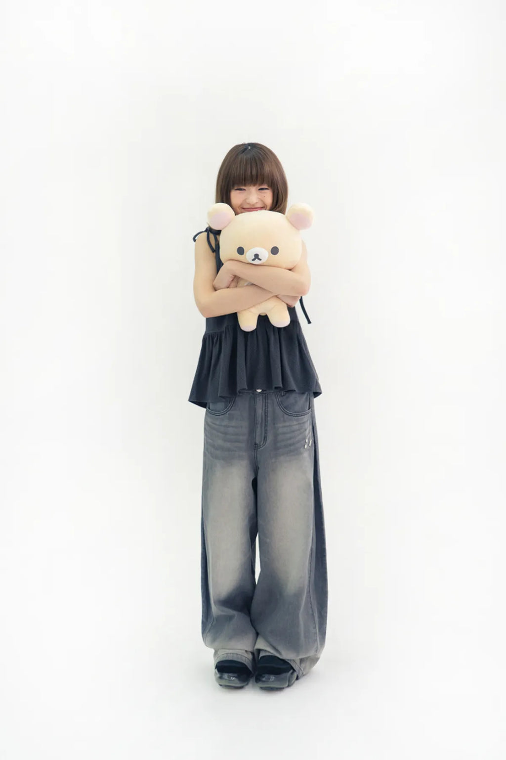 HUGYOURSKIN KORILAKKUMA WASHED JEANS (CHARCOAL)