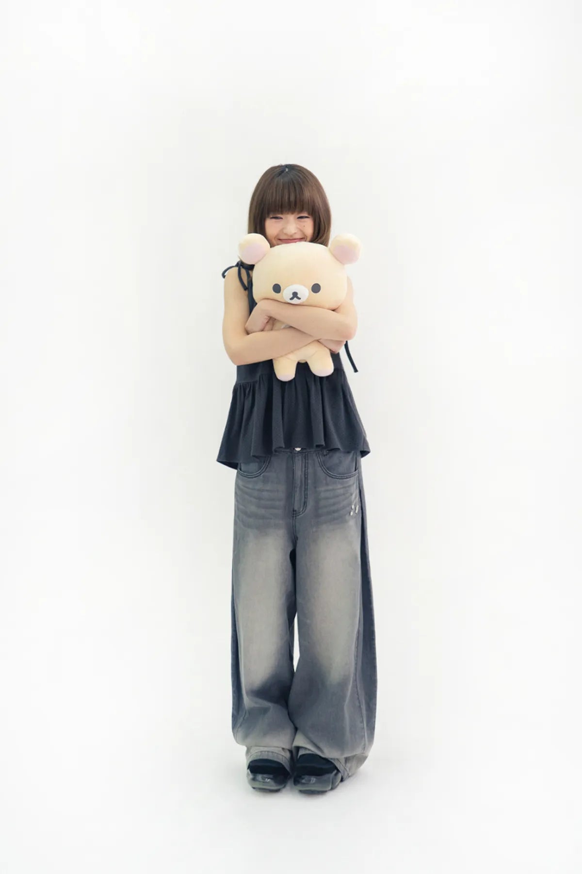 HUGYOURSKIN KORILAKKUMA WASHED JEANS (CHARCOAL)