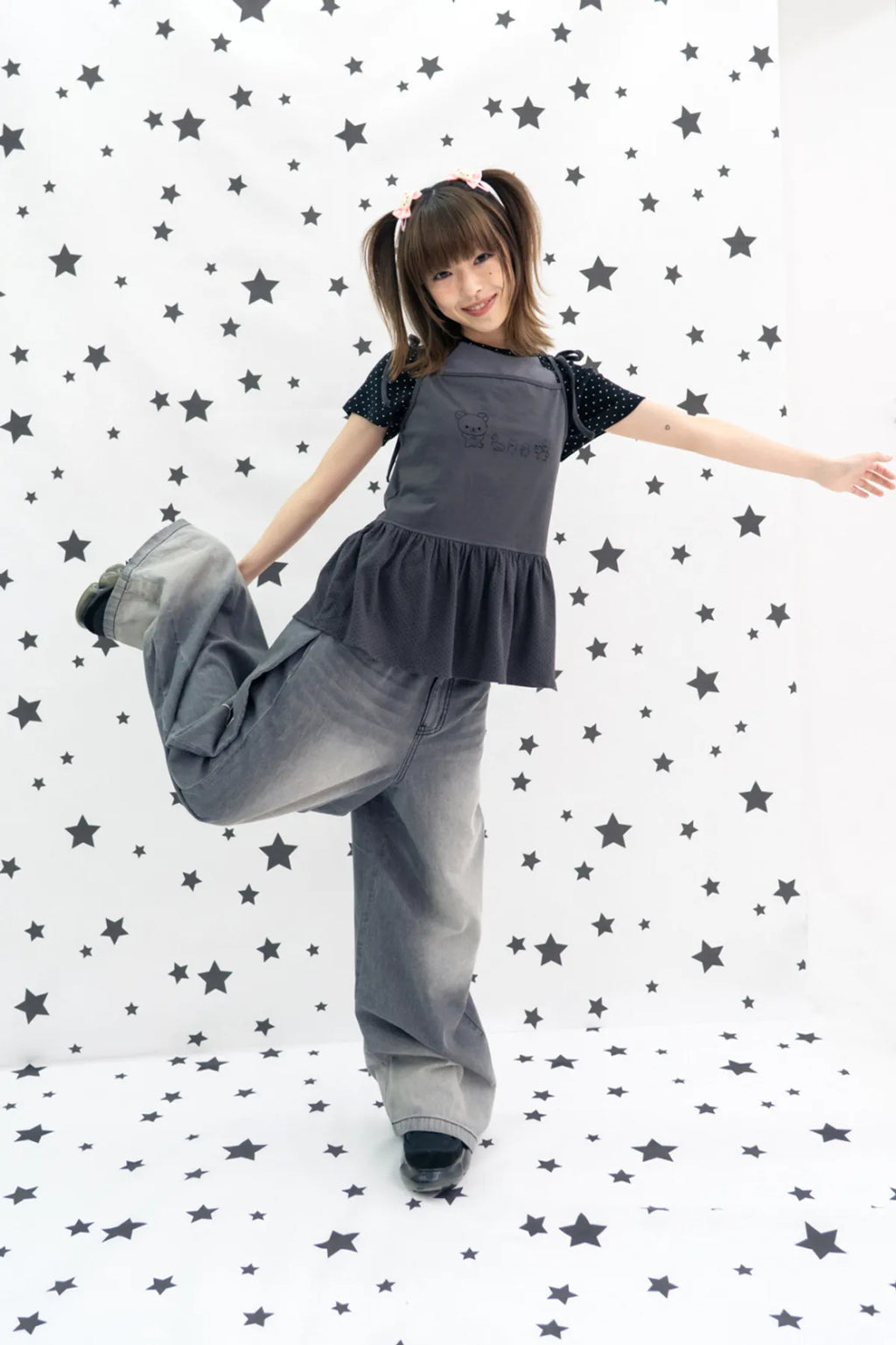 HUGYOURSKIN KORILAKKUMA WASHED JEANS (CHARCOAL)