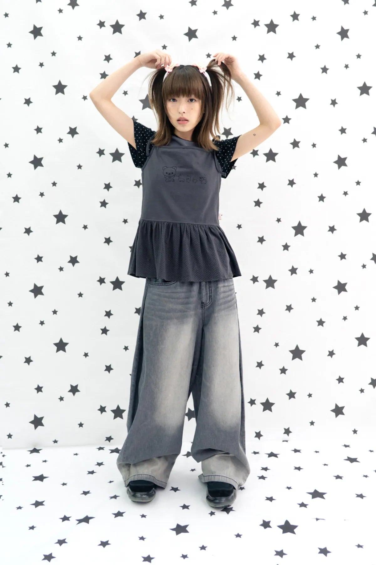 HUGYOURSKIN KORILAKKUMA WASHED JEANS (CHARCOAL)