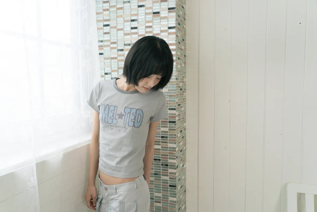 HUGYOURSKIN GLITTER MELTED TEE (GREY)