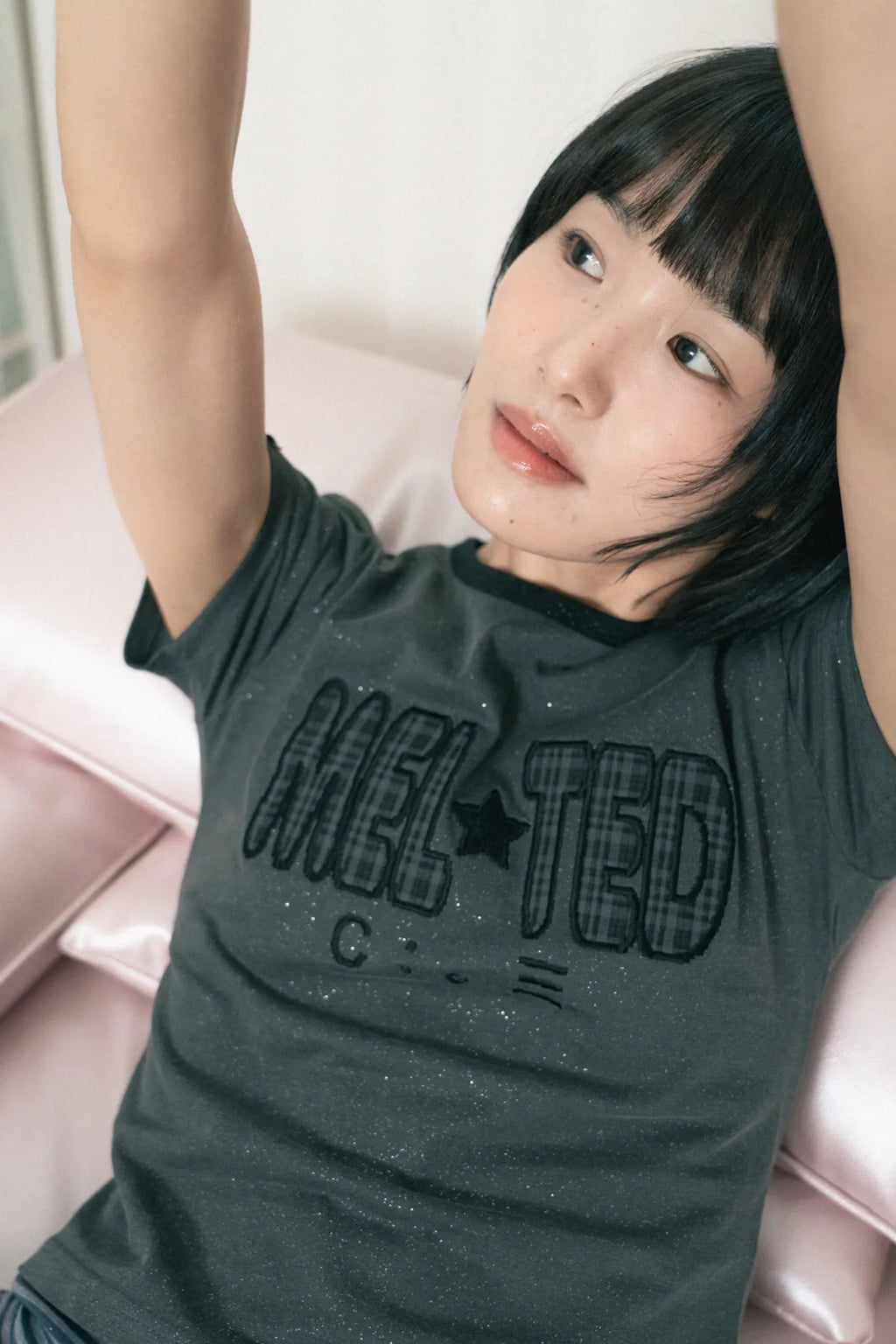 HUGYOURSKIN GLITTER MELTED TEE (CHARCOAL)