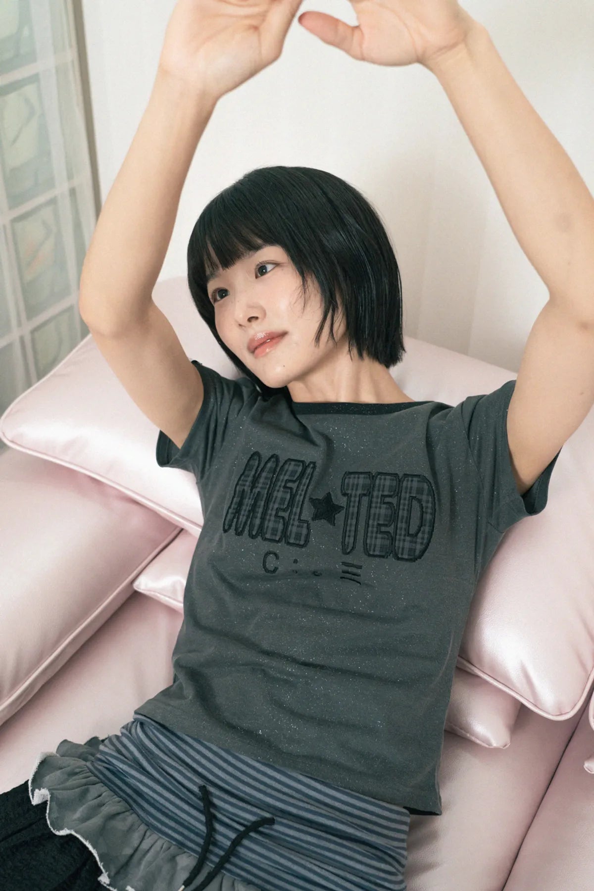 HUGYOURSKIN GLITTER MELTED TEE (CHARCOAL)