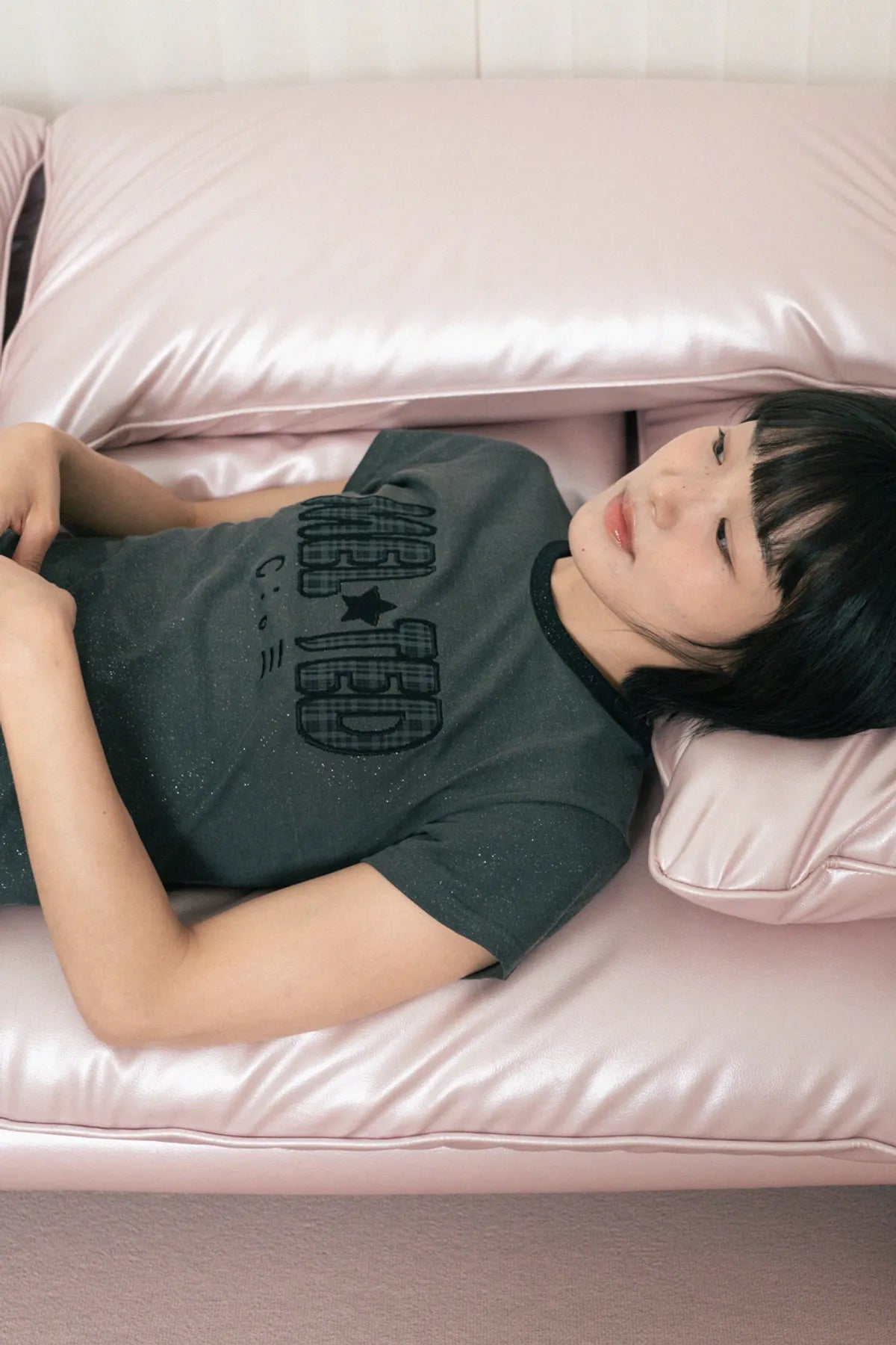 HUGYOURSKIN GLITTER MELTED TEE (CHARCOAL)