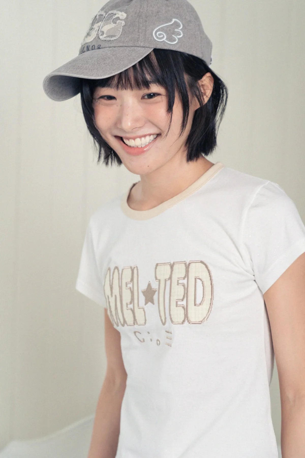 HUGYOURSKIN GLITTER MELTED TEE (WHITE)