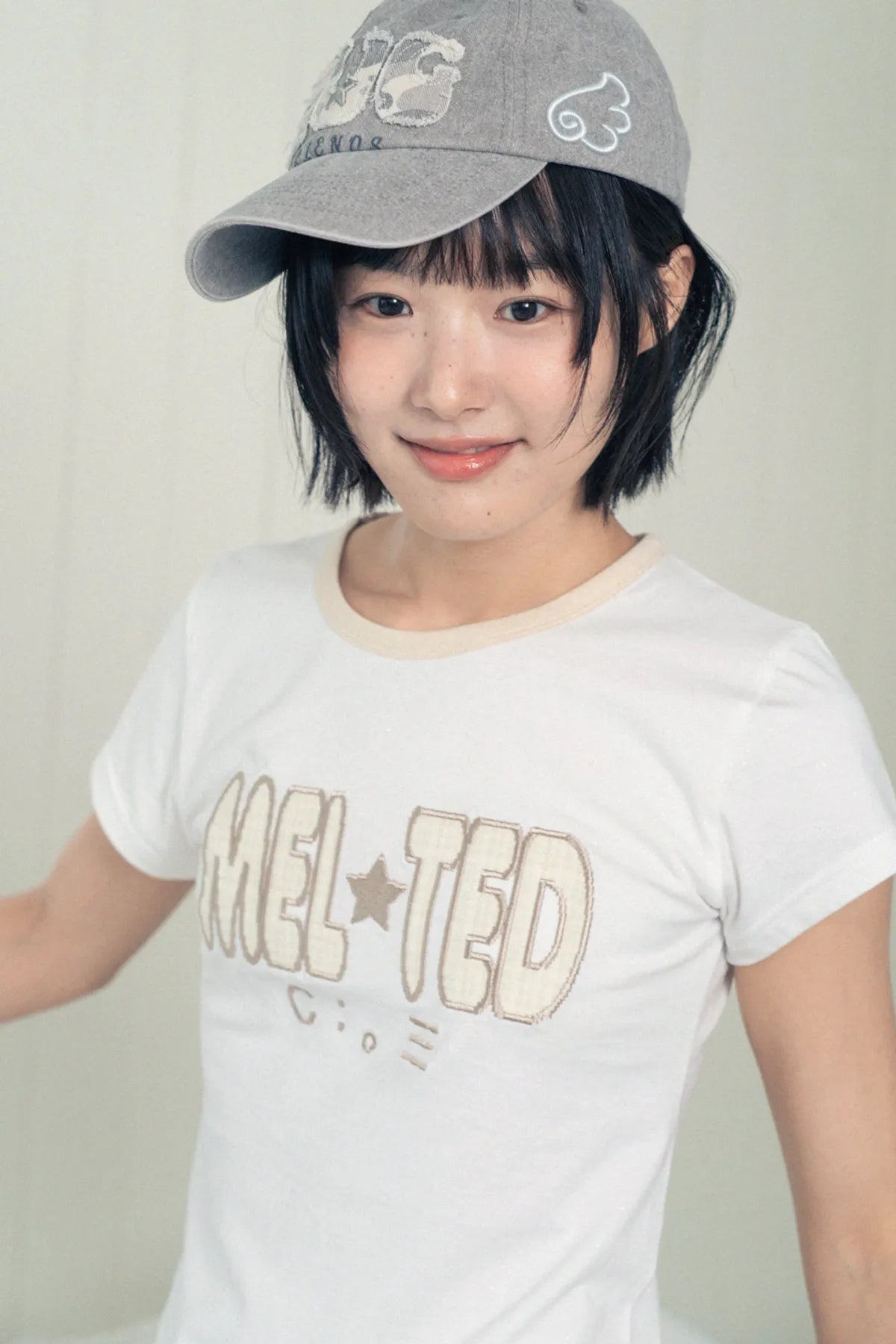 HUGYOURSKIN GLITTER MELTED TEE (WHITE)
