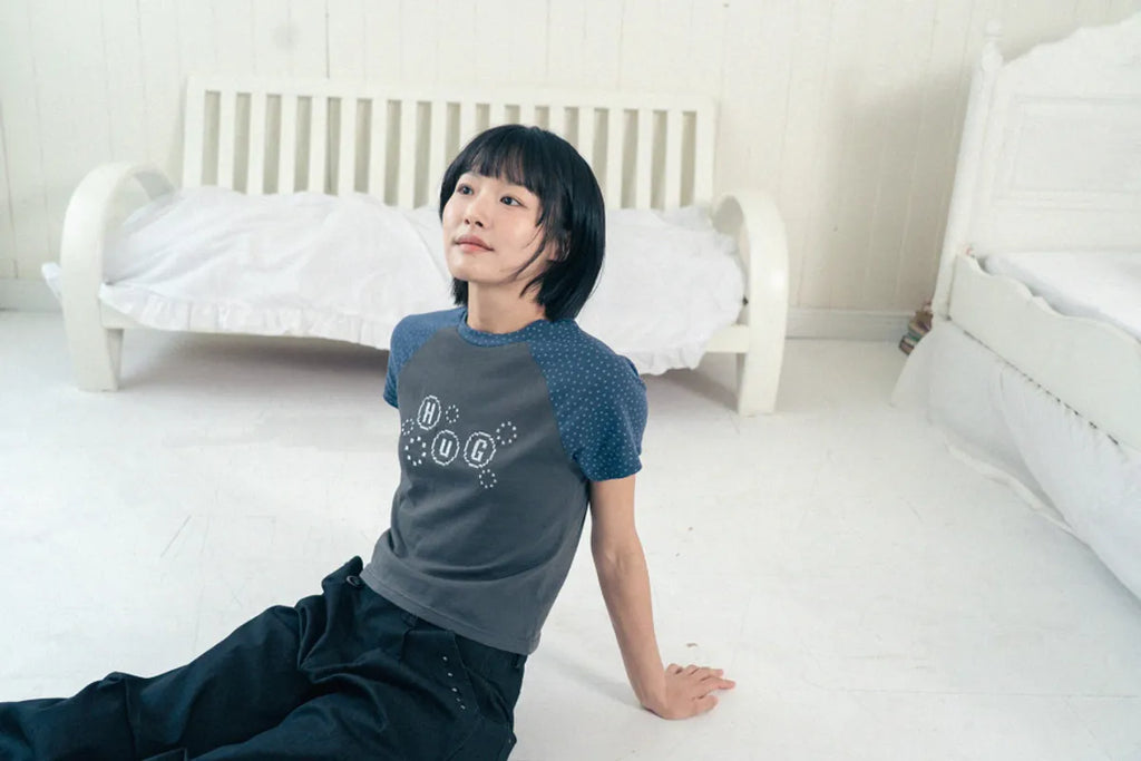 HUGYOURSKIN PIXEL RAGLAN TEE (CHARCOAL)
