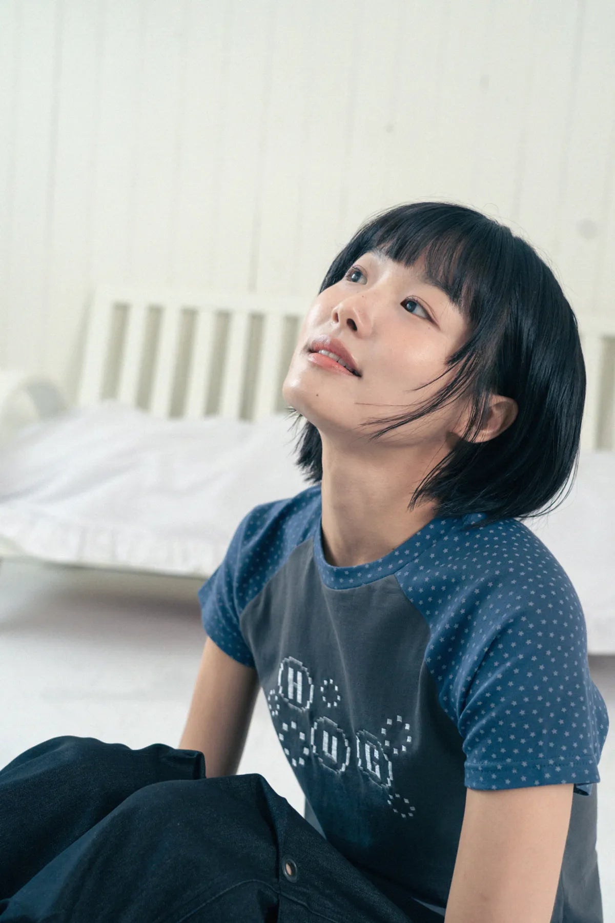 HUGYOURSKIN PIXEL RAGLAN TEE (CHARCOAL)