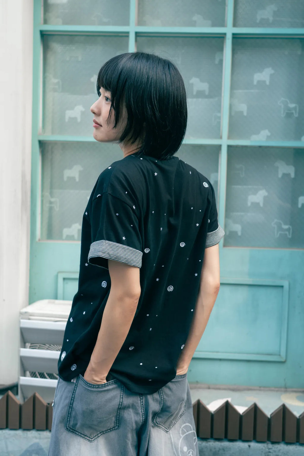 HUGYOURSKIN EMBO ROLL-UP TEE (BLACK)