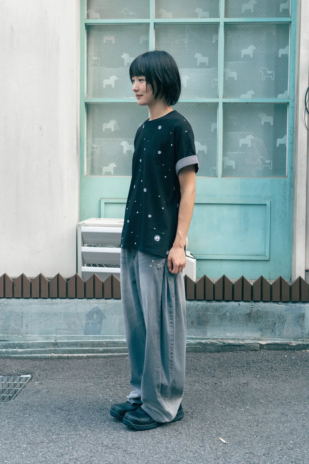 HUGYOURSKIN EMBO ROLL-UP TEE (BLACK)