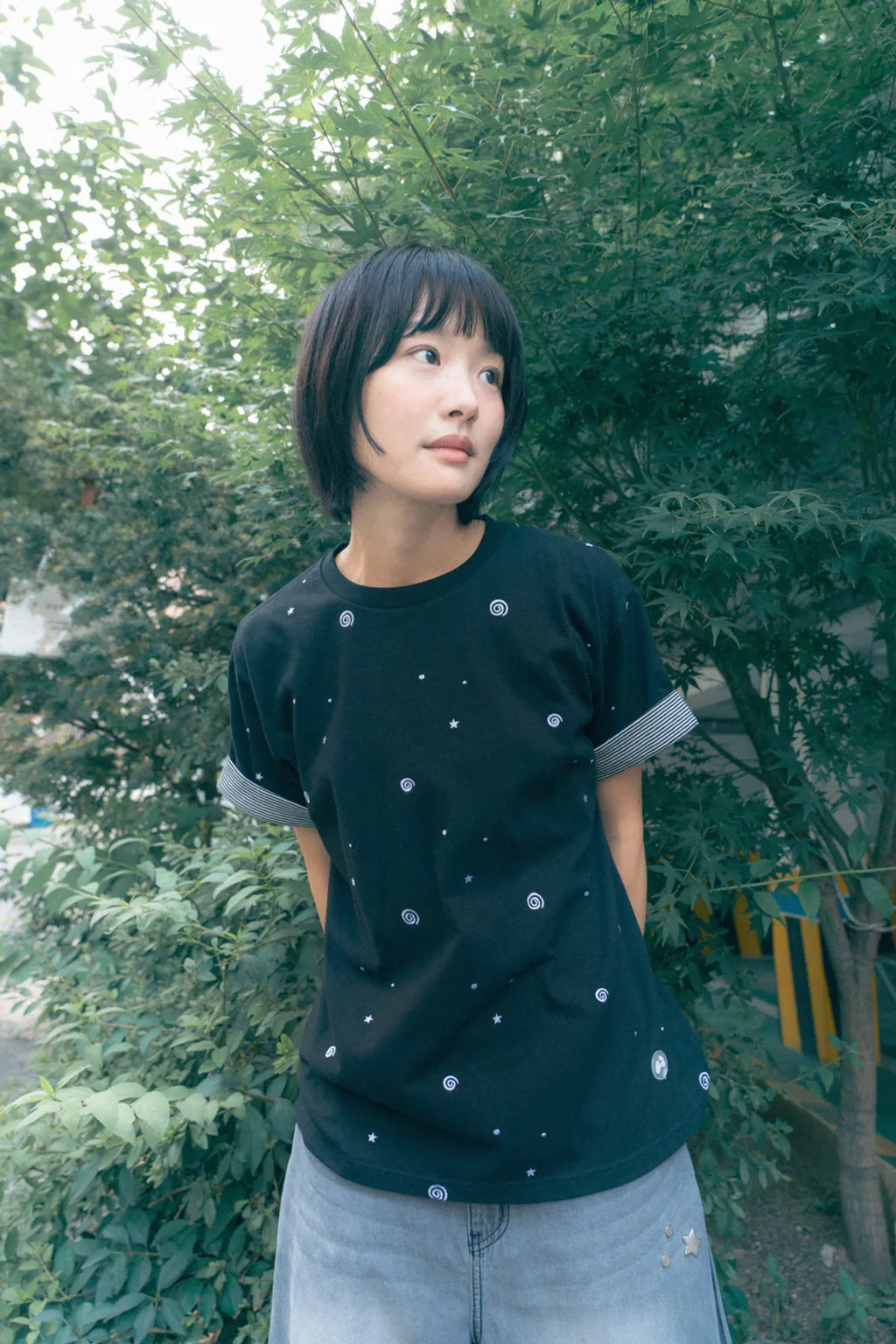 HUGYOURSKIN EMBO ROLL-UP TEE (BLACK)
