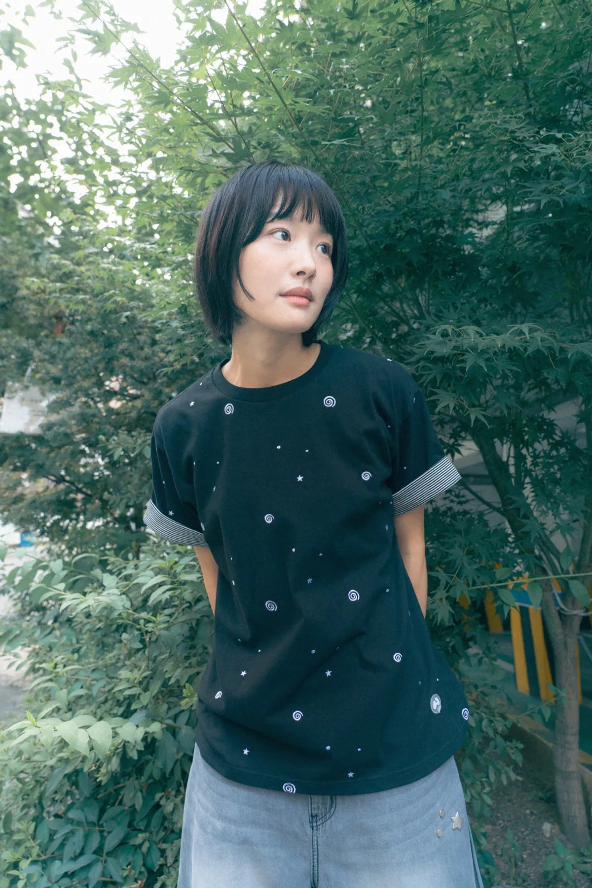 HUGYOURSKIN EMBO ROLL-UP TEE (BLACK)