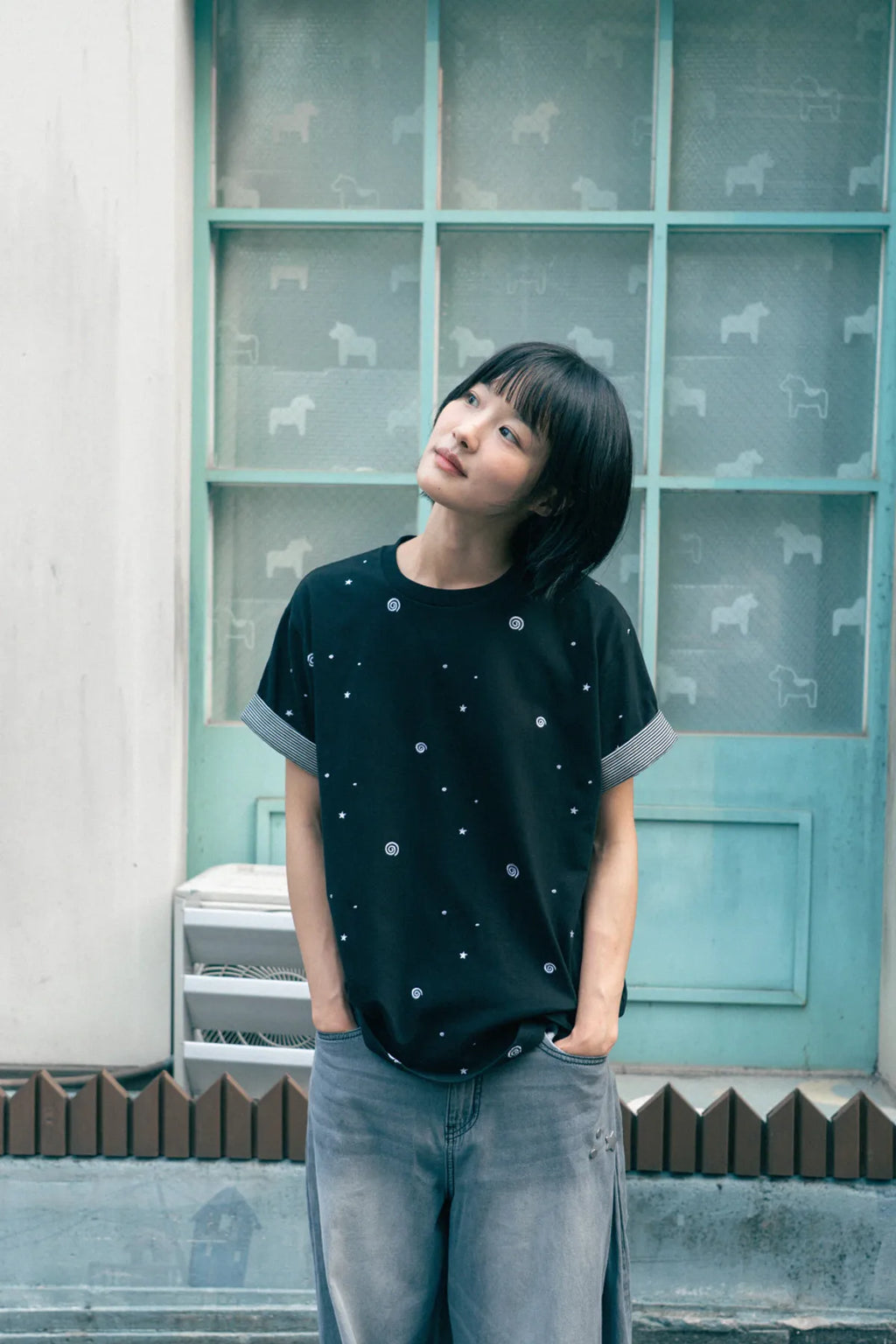 HUGYOURSKIN EMBO ROLL-UP TEE (BLACK)