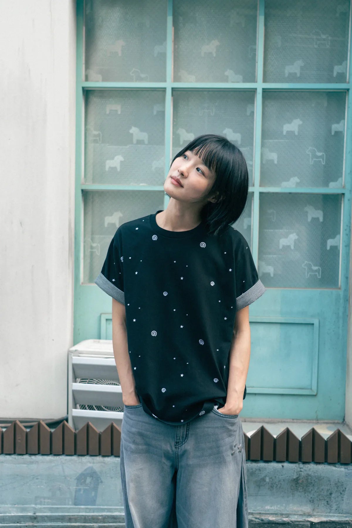 HUGYOURSKIN EMBO ROLL-UP TEE (BLACK)