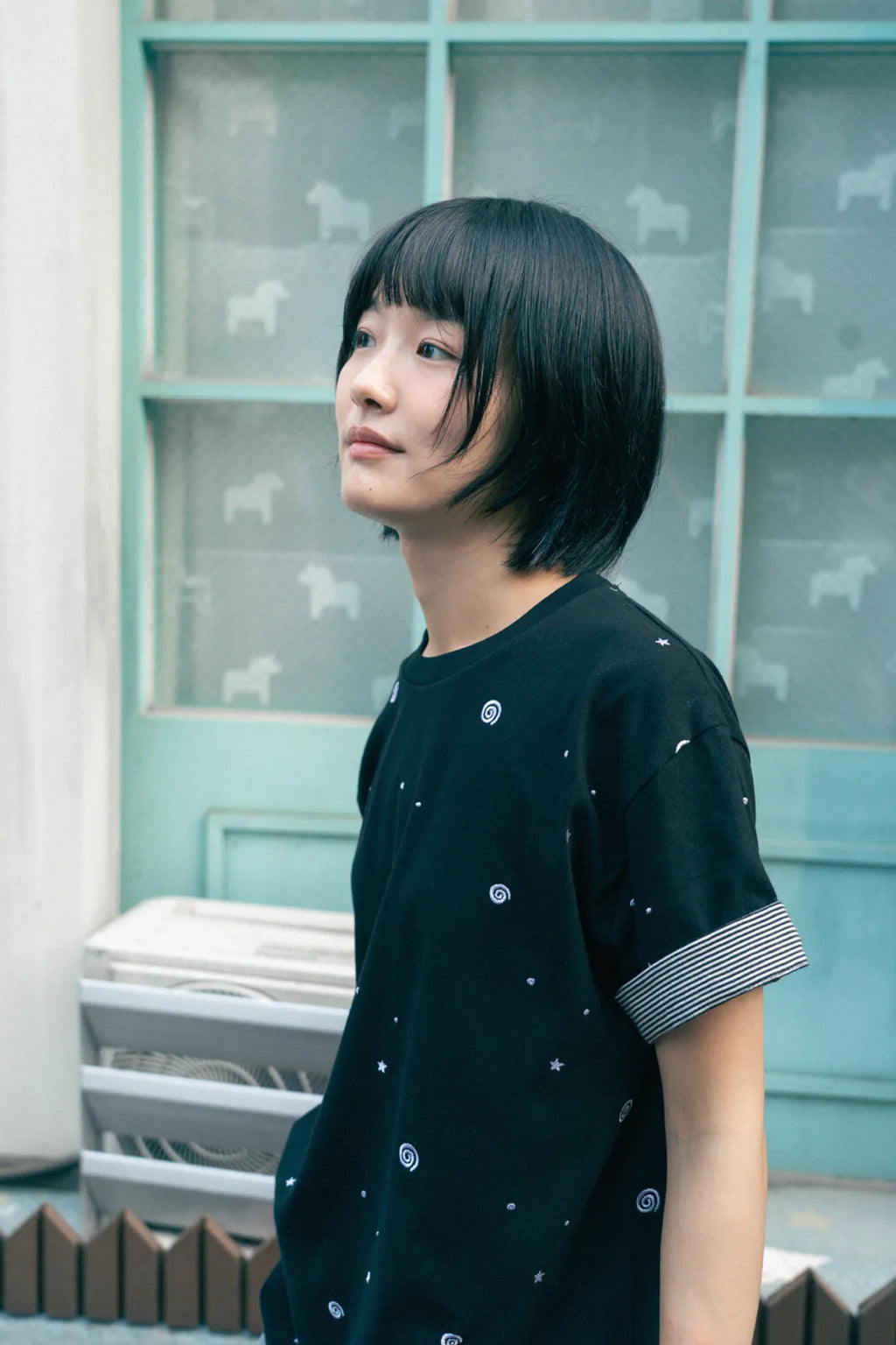 HUGYOURSKIN EMBO ROLL-UP TEE (BLACK)