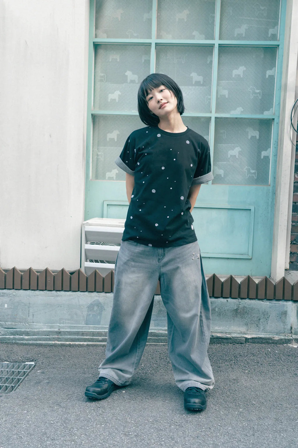 HUGYOURSKIN EMBO ROLL-UP TEE (BLACK)