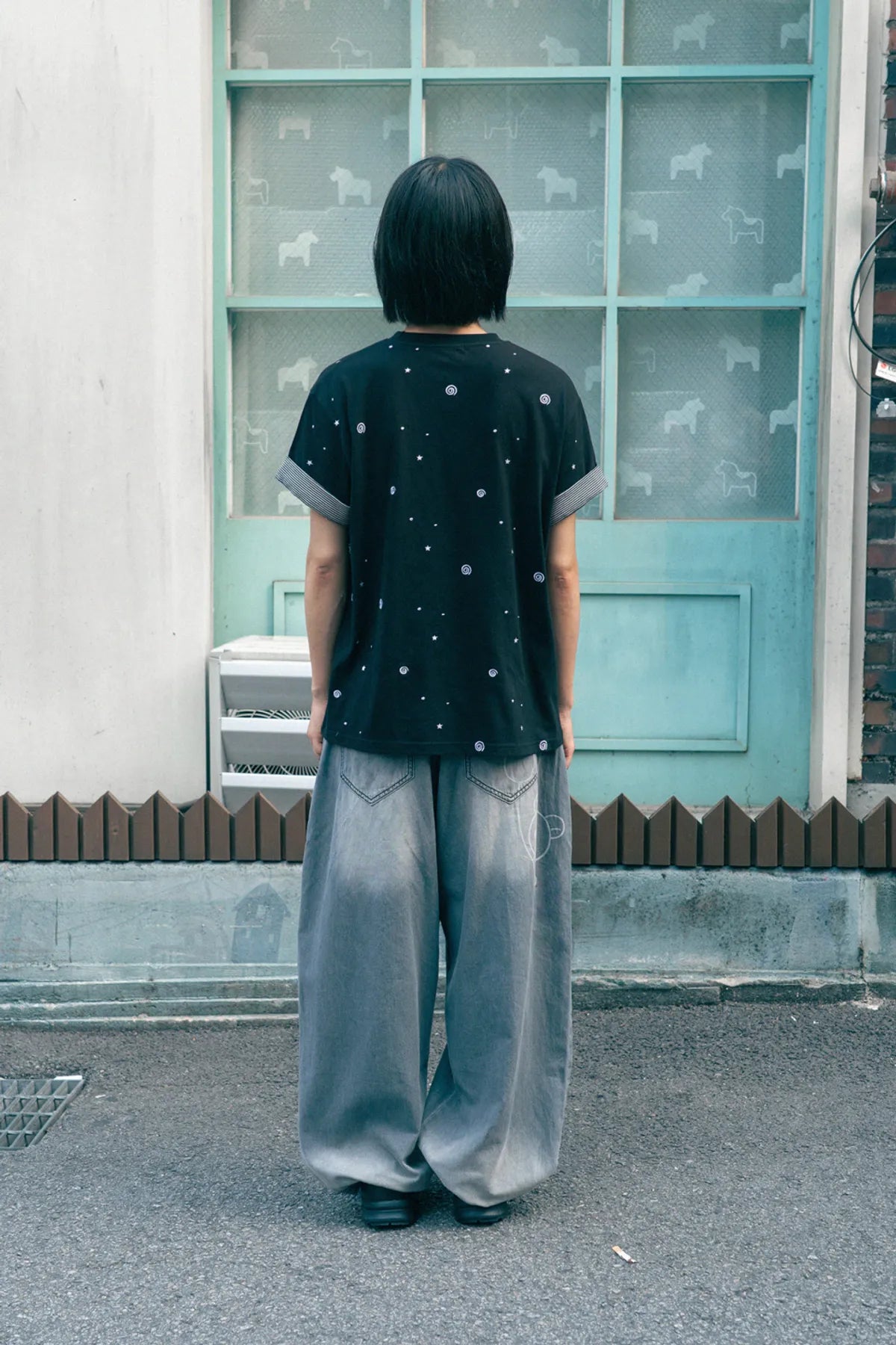 HUGYOURSKIN EMBO ROLL-UP TEE (BLACK)